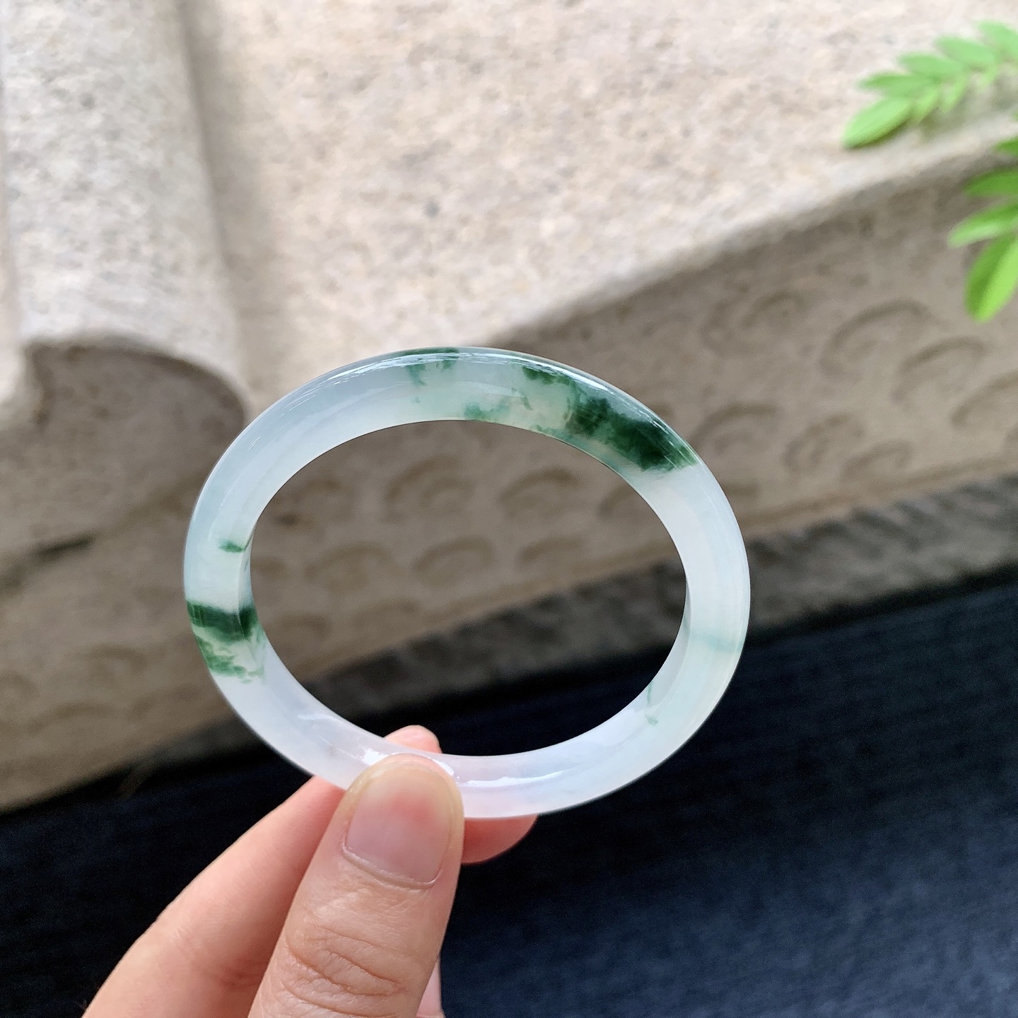 正圈51 52，圈口52.2/6.9/6.6，编码D6081452，冰糯飘花，水润，种老，细腻，有纹线。