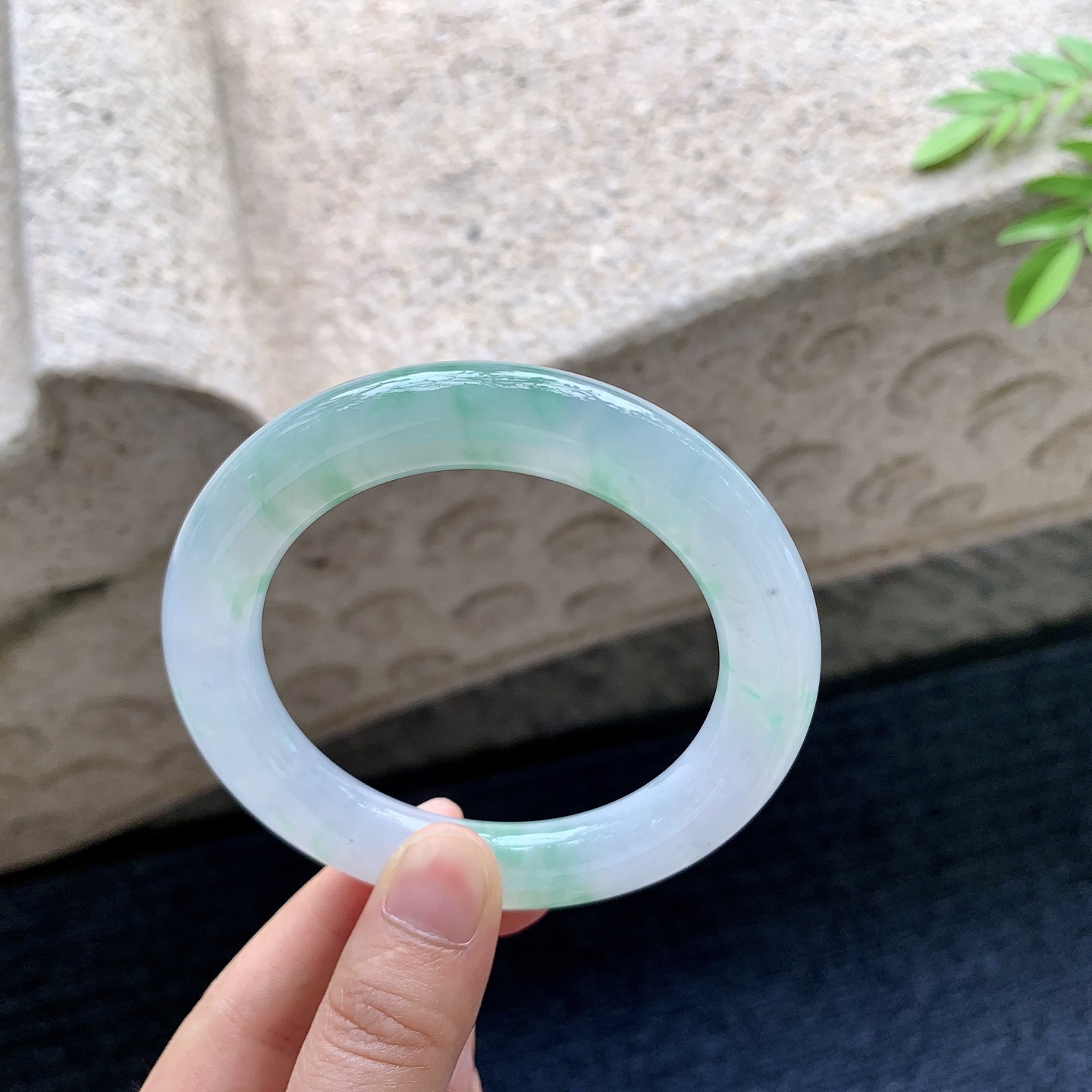圆条56 57，圈口57.5/11.2/11.7，编码C5081484，描述冰糯飘绿，清透，水润，种老，细腻，打灯有棉絮