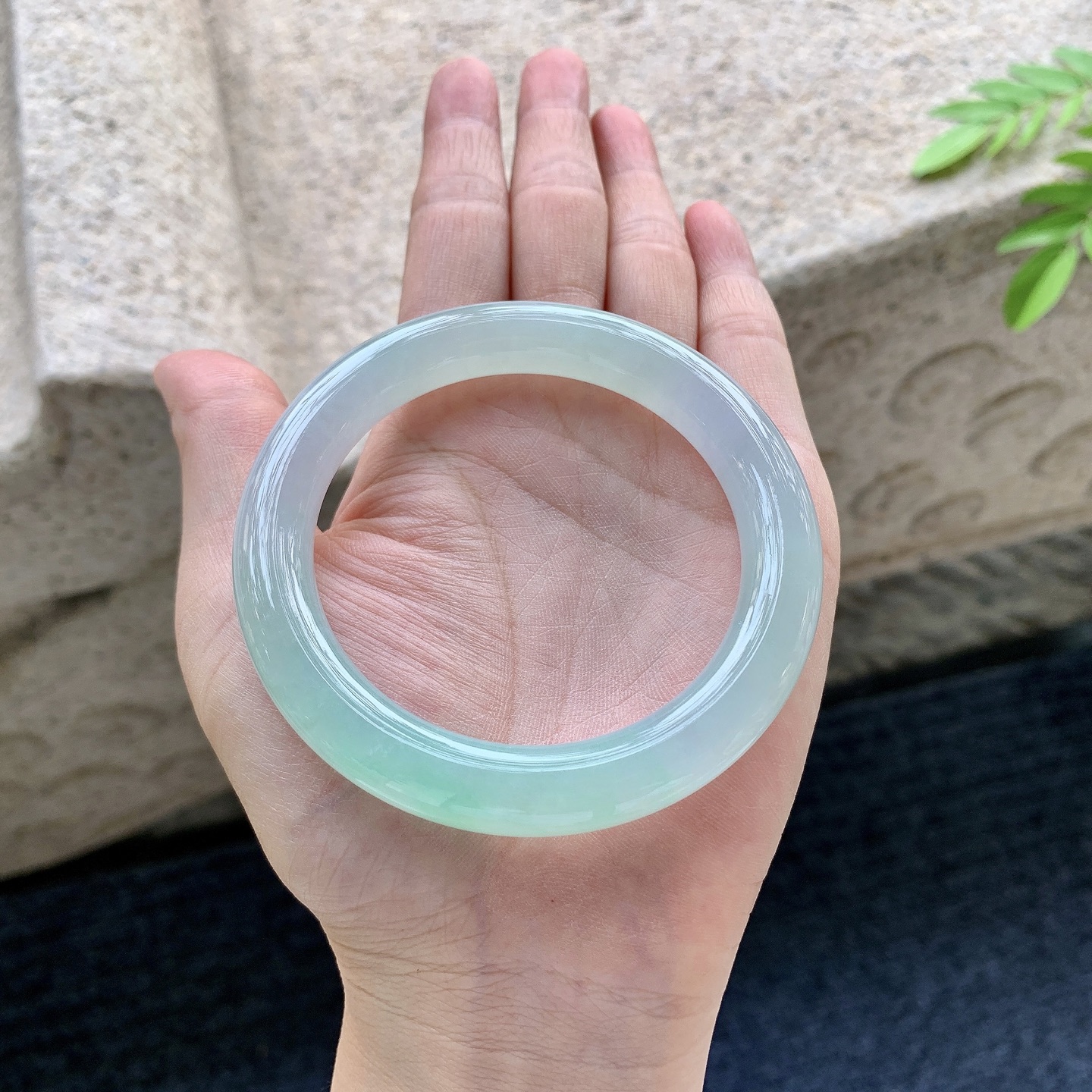 圆条54 55，圈口55.7/9.4/10，编码G3081409，描述冰糯飘阳绿，水润，种老，细腻，无裂。
