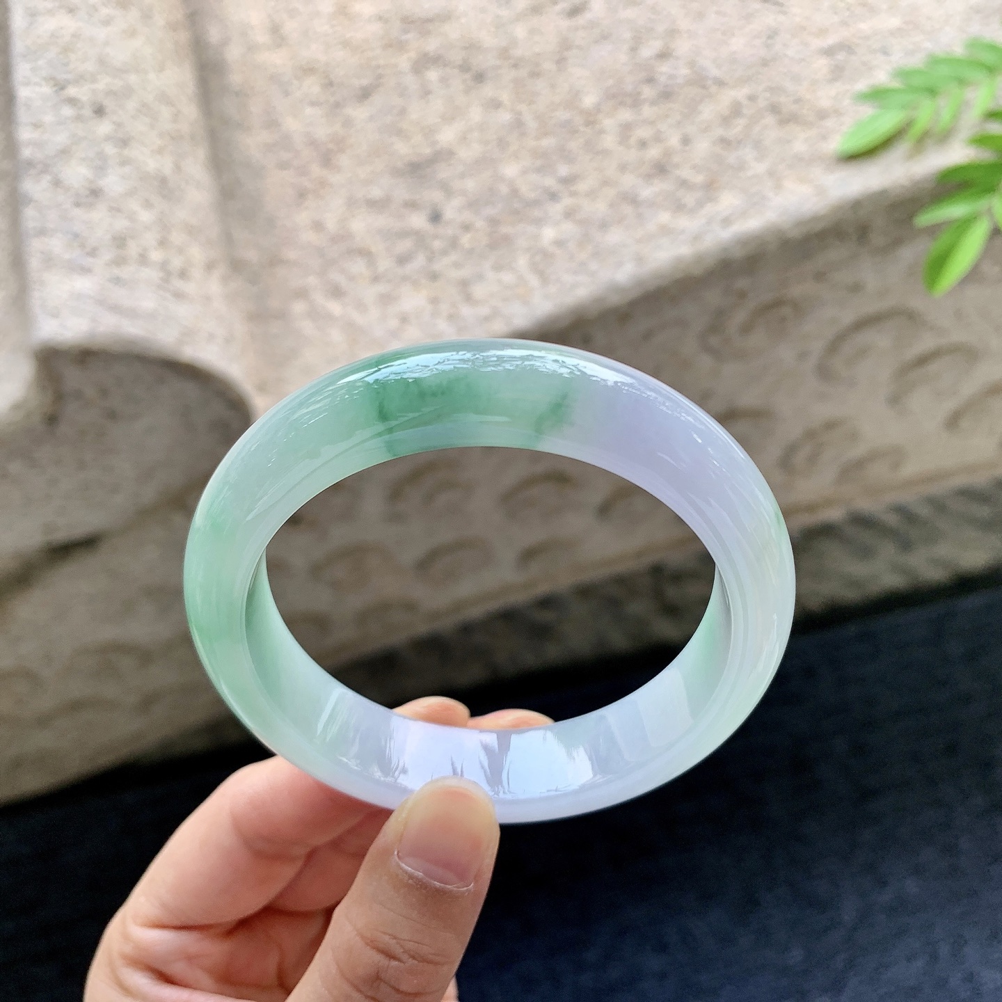 正圈57 57，圈口57/13.4/8.4，编码AD081403，描述细糯春彩，水润，种老，细腻，无裂。