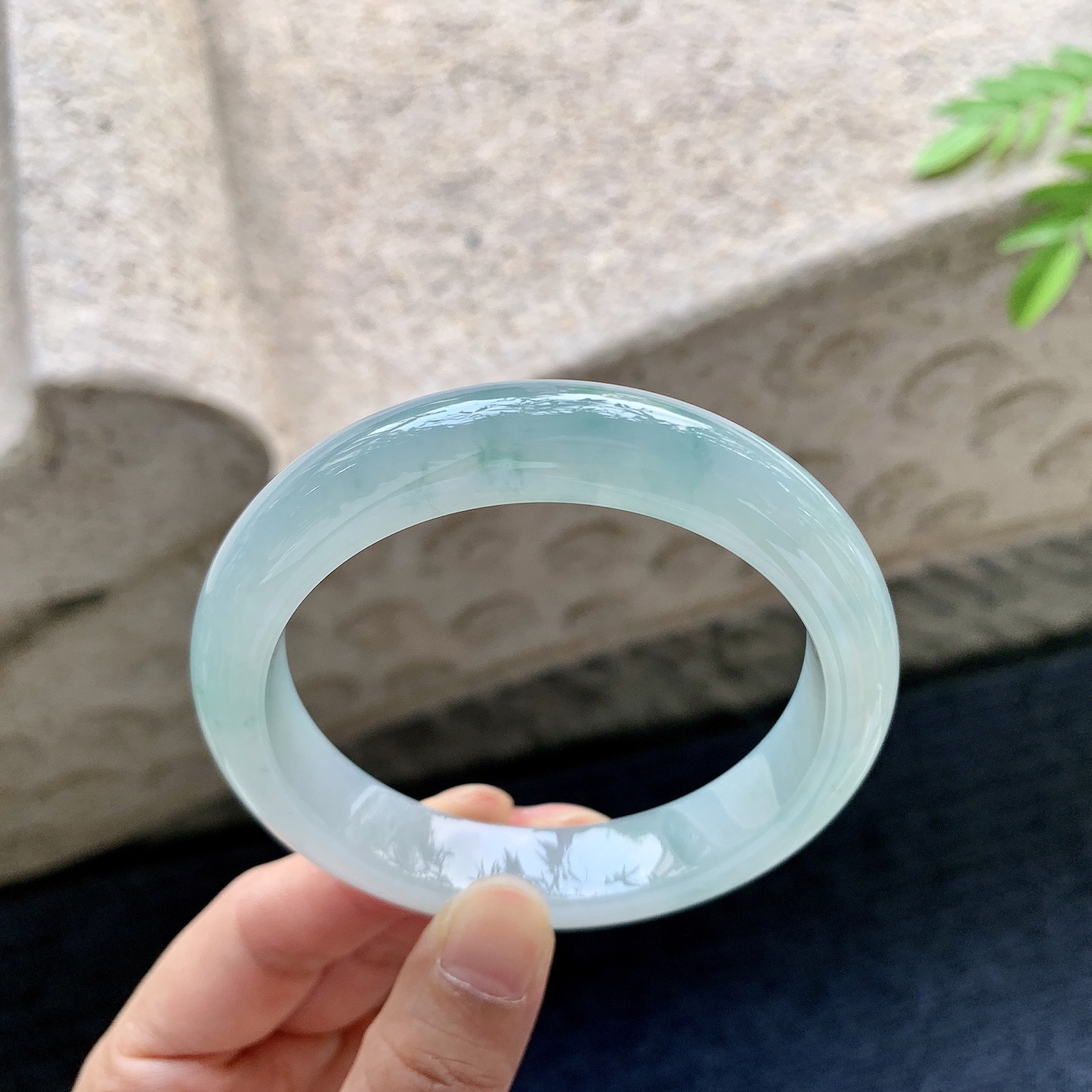 正圈57 57，圈口57.5/12.3/8.8，编码AD081410，冰糯飘花，水润，种老，细腻，无裂。