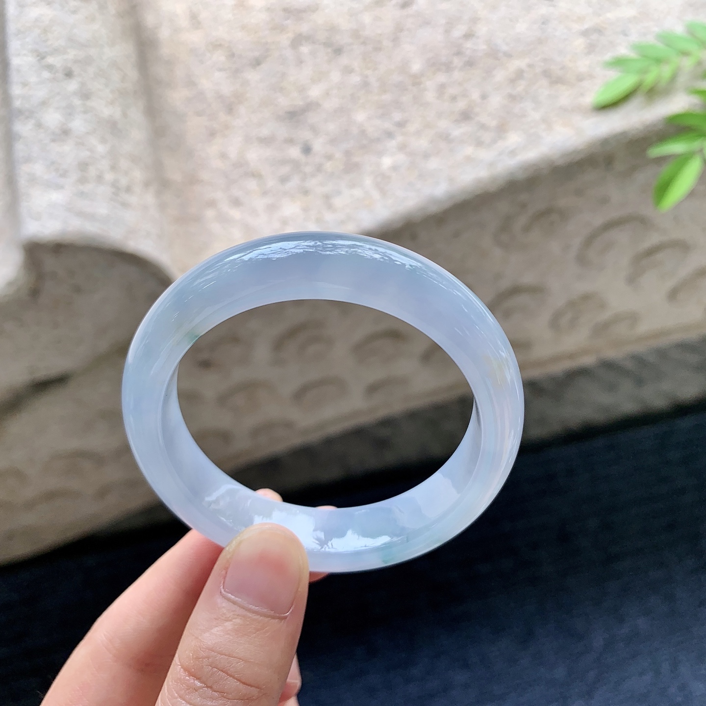 正圈49 50，圈口50.5/12.5/7.7，编码YF081421，描述紫罗兰飘花，水润，种老，细腻，无裂。
