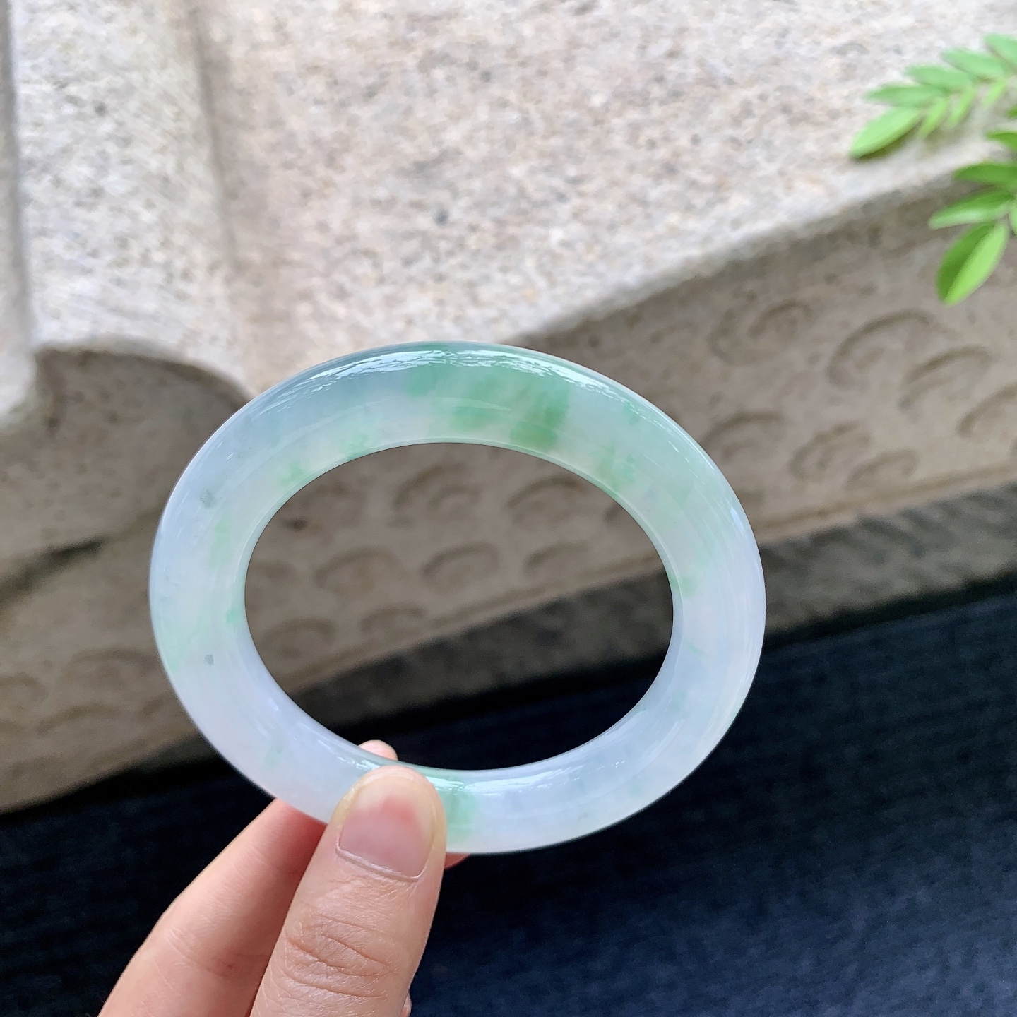 圆条56 57，圈口57.5/11.2/11.7，编码C5081484，描述冰糯飘绿，清透，水润，种老，细腻，打灯有棉絮
