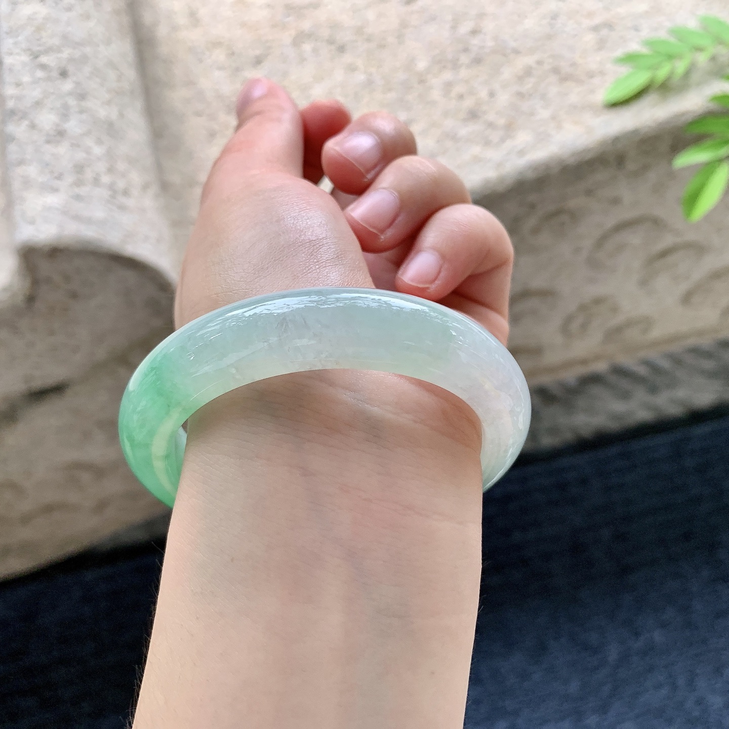 正圈53 54，圈口54.8/12.4/8.9，编码ZLD081448，冰糯阳绿，水润，种老，细腻，打灯有棉线