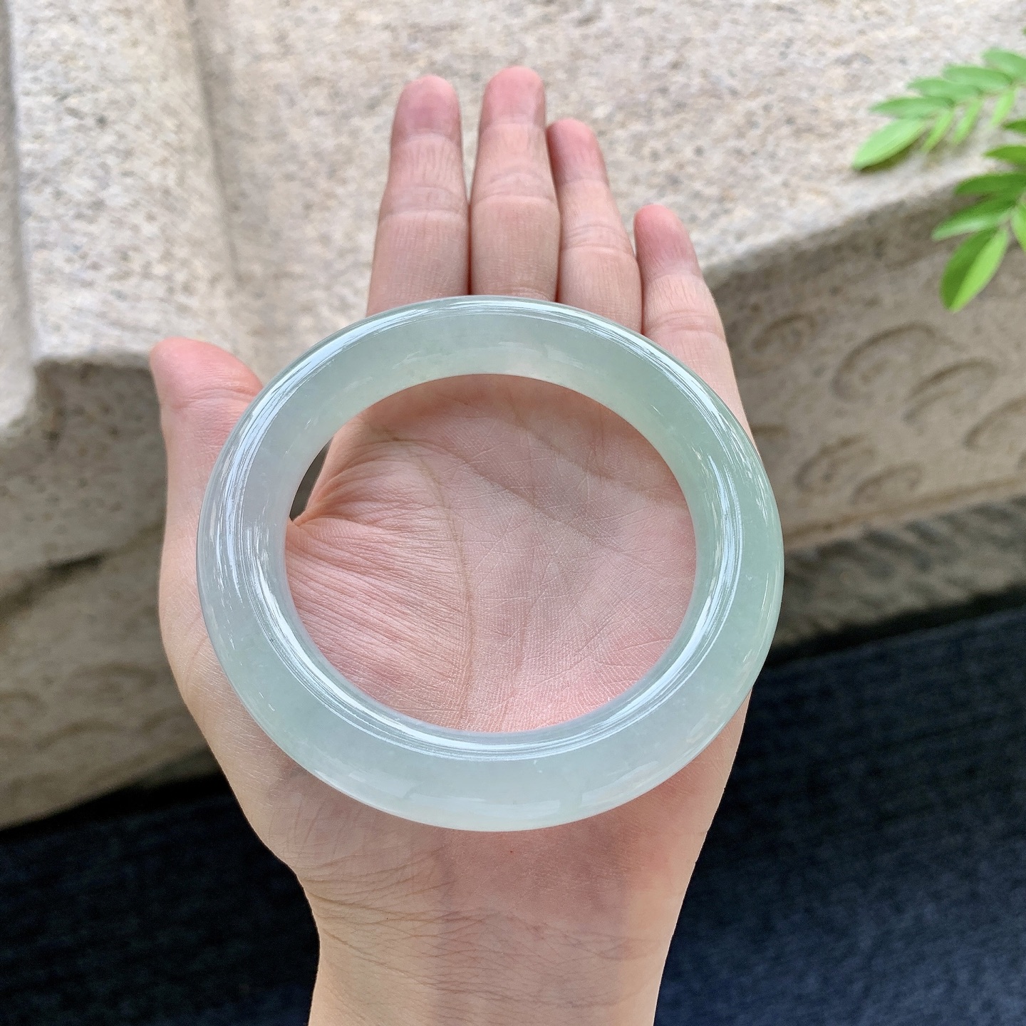 圆条56 57，圈口57.6/11.6/11.6，编码FH081418，冰糯晴底，水润，种老，细腻，无裂。