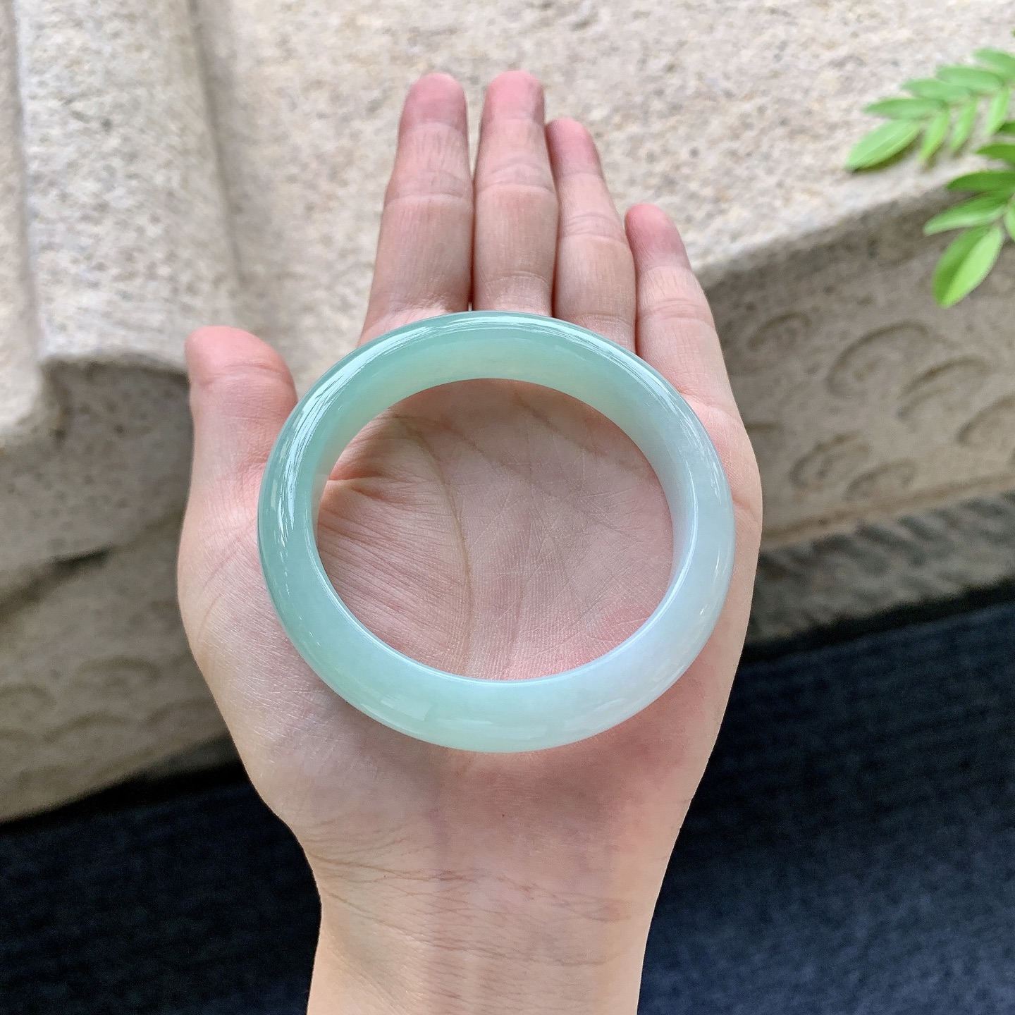 正圈51 52，圈口52.5/12/8，编码AD081401，描述细糯飘绿，水润，种老，细腻，打灯有棉线