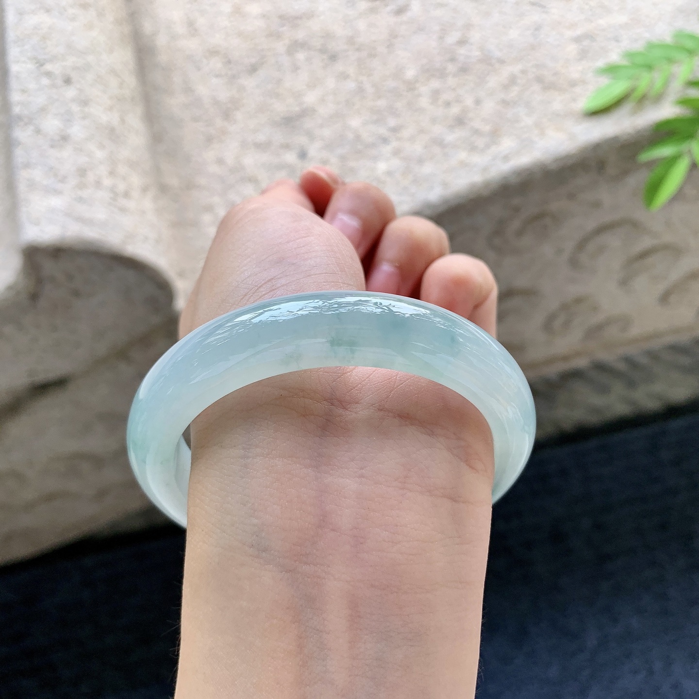 正圈57 57，圈口57.5/12.3/8.8，编码AD081410，冰糯飘花，水润，种老，细腻，无裂。