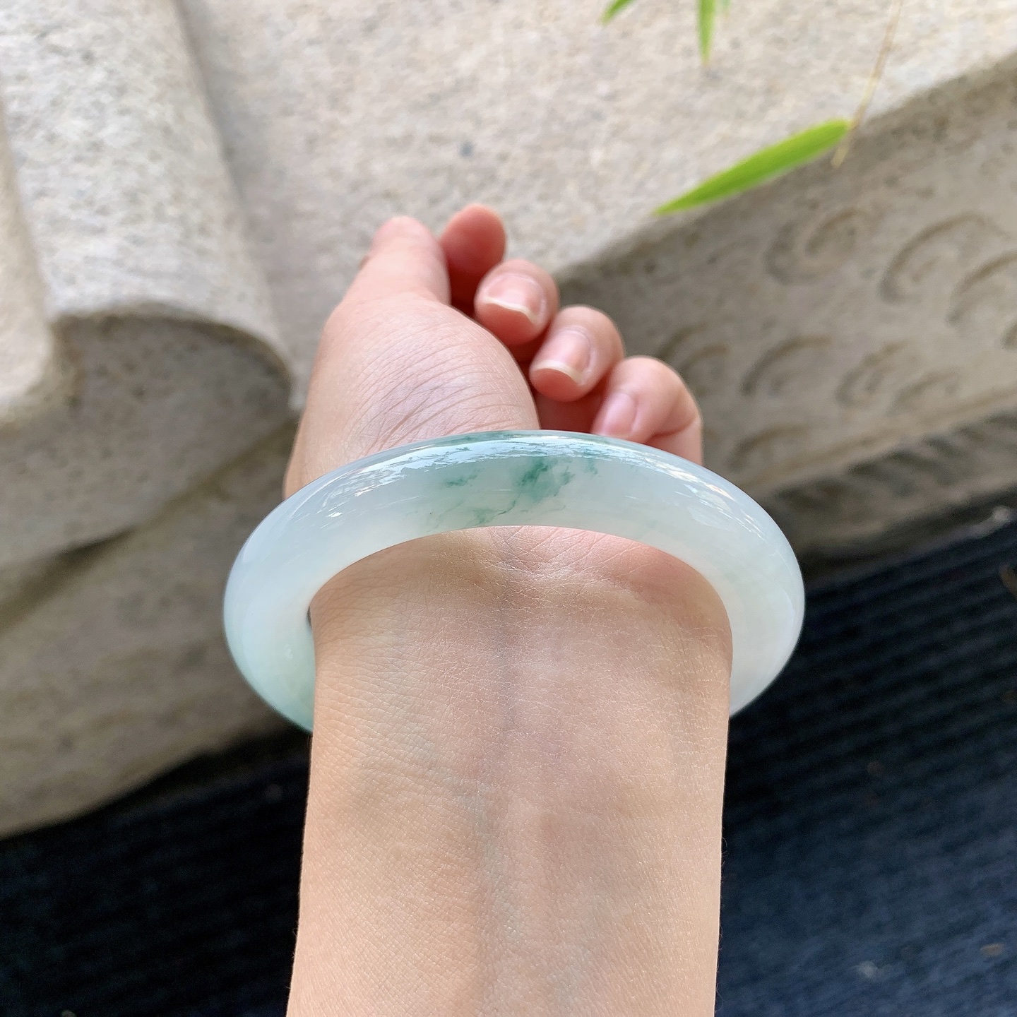 圆条54 55，圈口55.7/10.6/10.8，编码FL032490，糯冰飘花，水润，种老，细腻，打灯有纹线。