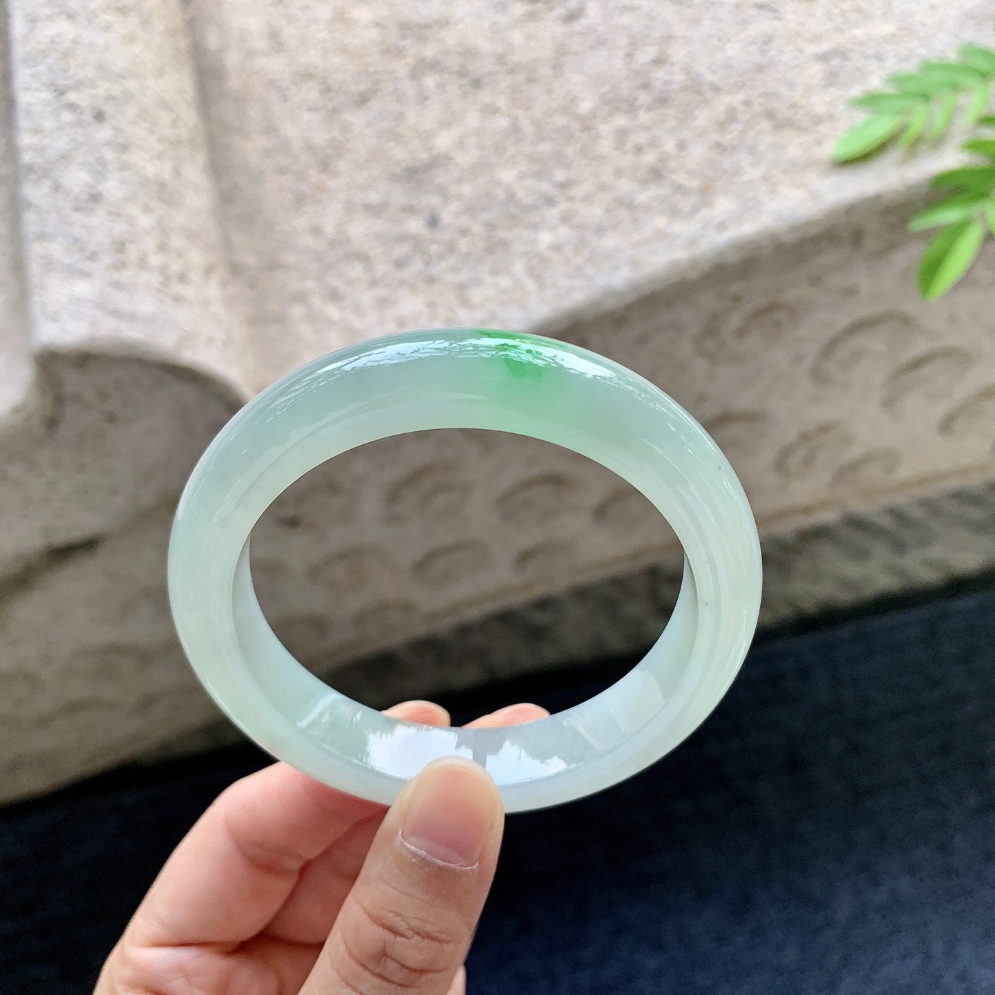 正圈55 56，圈口56.4/12/8.8，编码YF081424，描述：糯冰飘绿，水润，种老，细腻，打灯有棉线