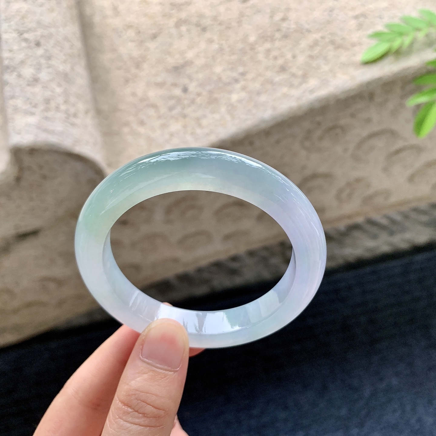正圈52 53，圈口53.7/11/8.7，编码G3081406，描述冰糯春彩，水润，种老，细腻，无裂。
