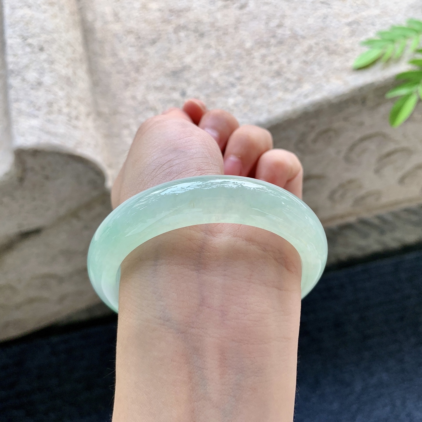 正圈54 55，圈口55/13.6/8.5，编码AD081407，冰糯淡绿，水润，种老，细腻，打灯有棉线
