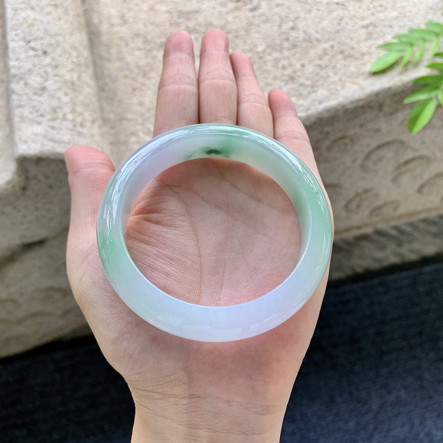 正圈57 57，圈口57/13.4/8.4，编码AD081403，描述细糯春彩，水润，种老，细腻，无裂。