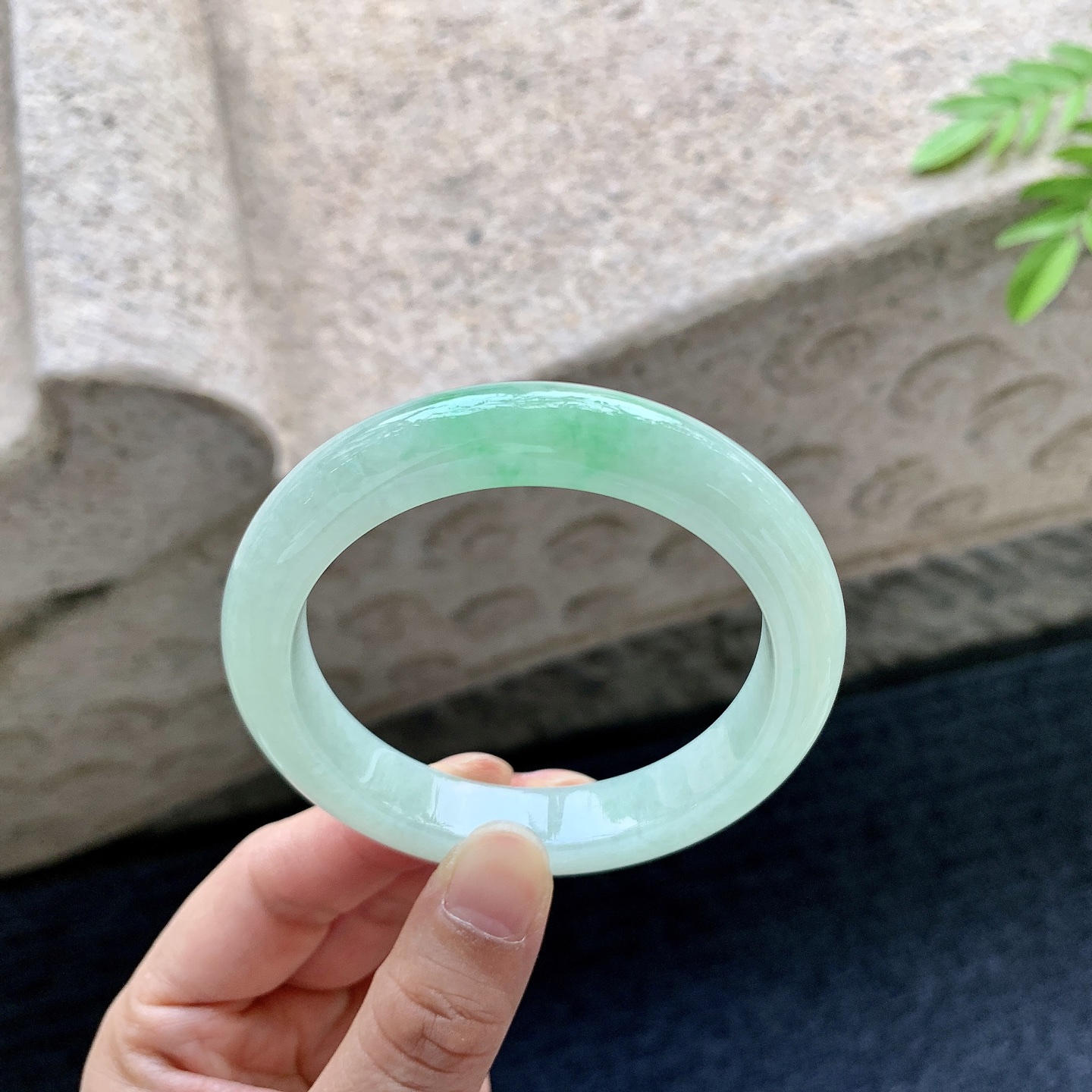 正圈53 54，圈口54.2/11/8.8，编码AD081416，描述：糯冰飘绿，水润，种老，细腻，无裂。