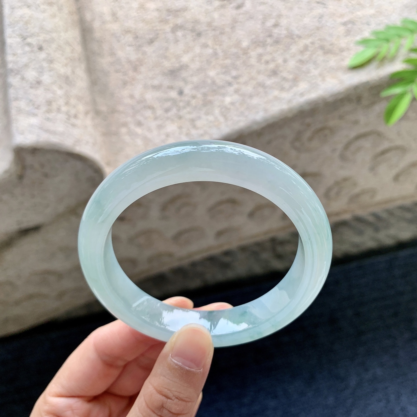 正圈57 57，圈口57.5/12.3/8.8，编码AD081410，冰糯飘花，水润，种老，细腻，无裂。