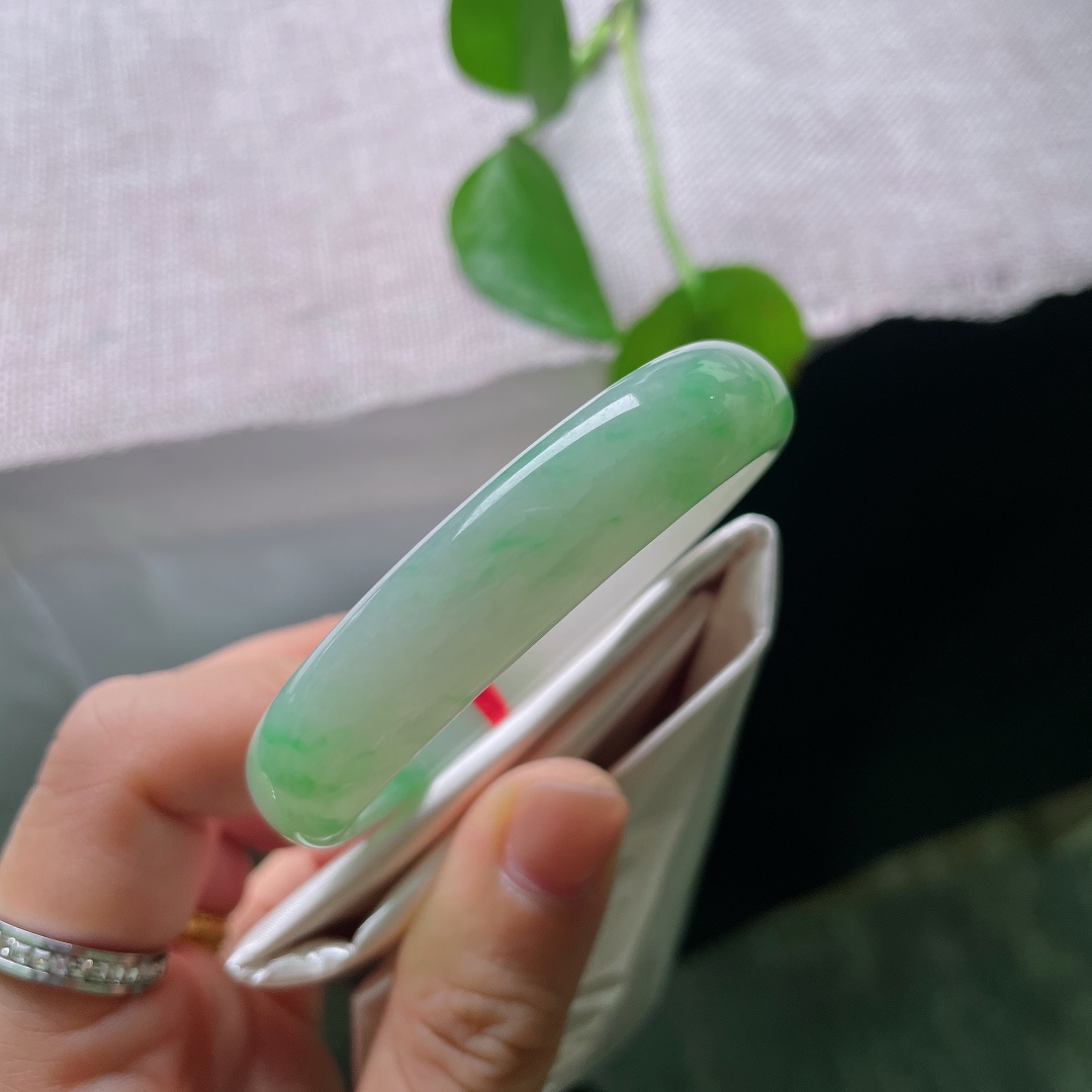 51.4（43.4）10.7/6.3，飘绿贵妃，皮纹，冰肌凝玉，翠色沿着镯身缓缓晕染，似一江春水漫过素环，清透水光流转，满目皆是春日清和。ss56940a