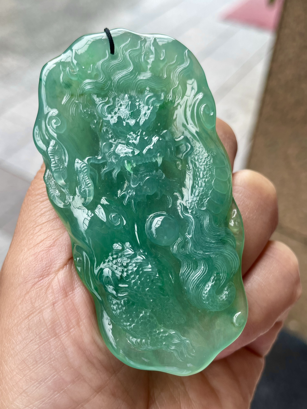 【冰种绿龙牌】冰润细腻，冰感好，质地很不错。雕工精细，佩戴效果好。