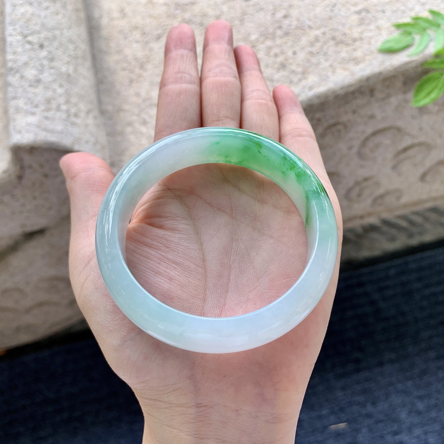 正圈56 57，圈口57.4/15/7.7，编码LH081555，糯冰飘辣绿，宽版，水润，种老，细腻，无裂。