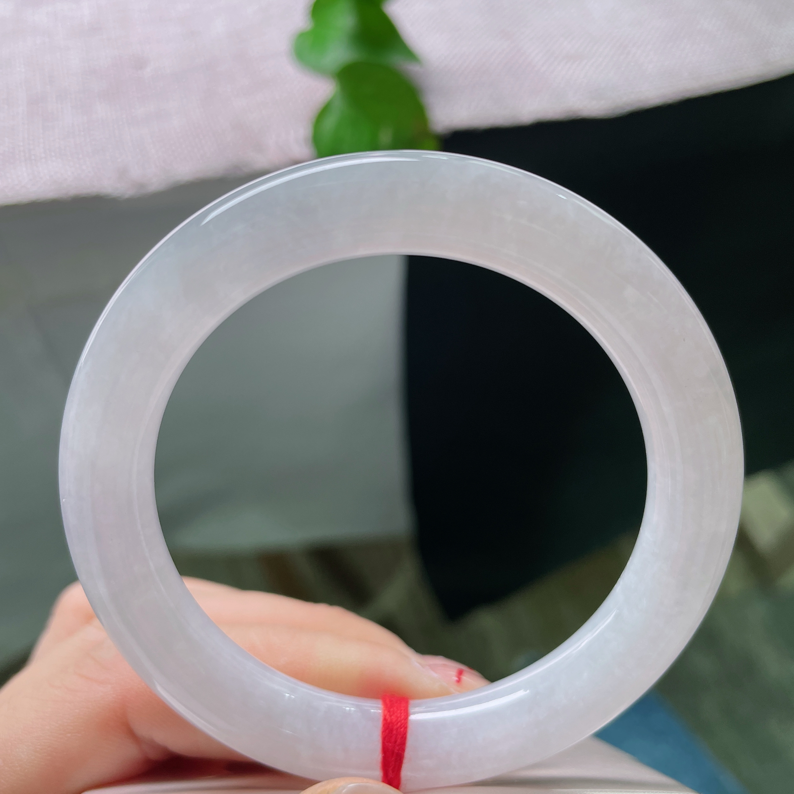 55/9.9，淡粉紫圆条，薄雾淡紫凝于素玉圆镯，浅粉春色轻覆白净玉底，通透柔光温润内敛ss56621a