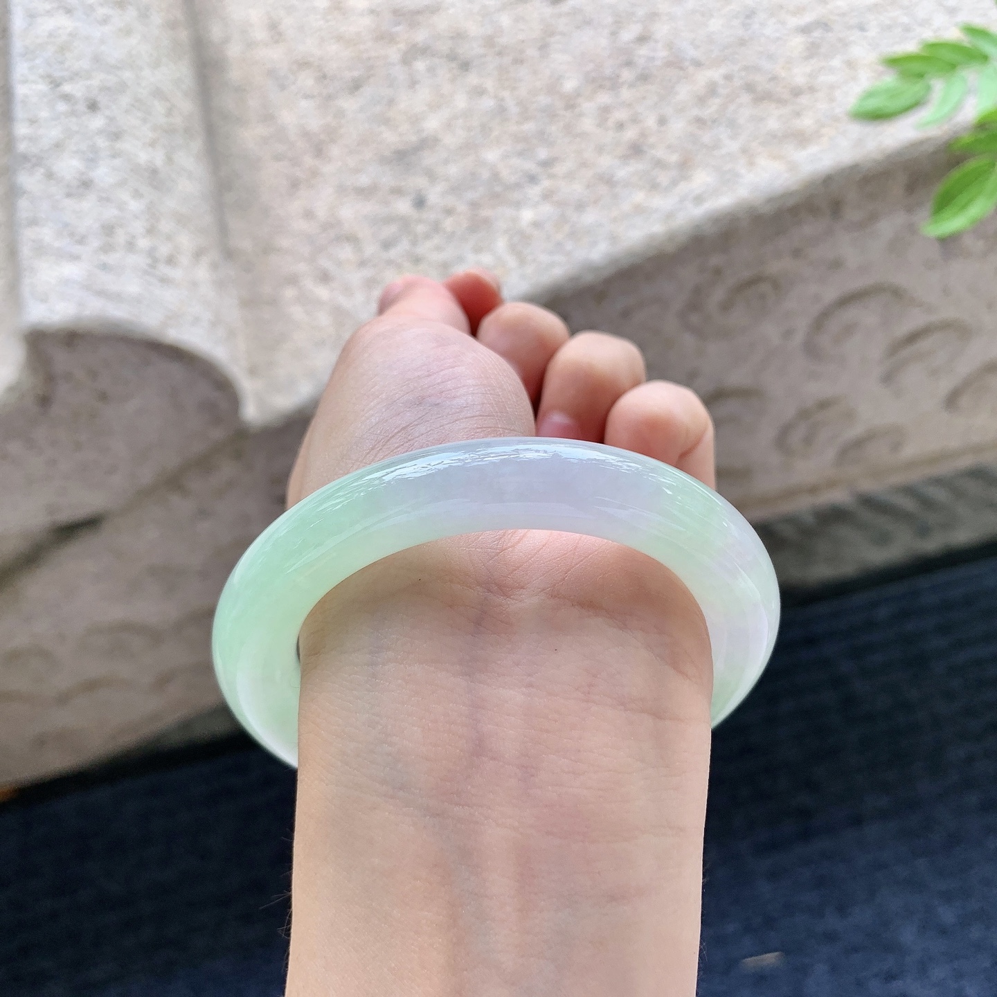 圆条54 55，圈口55.3/10.5/10.9，编码WW081551，描述细糯果绿，水润，种老，细腻，打灯有絮线
