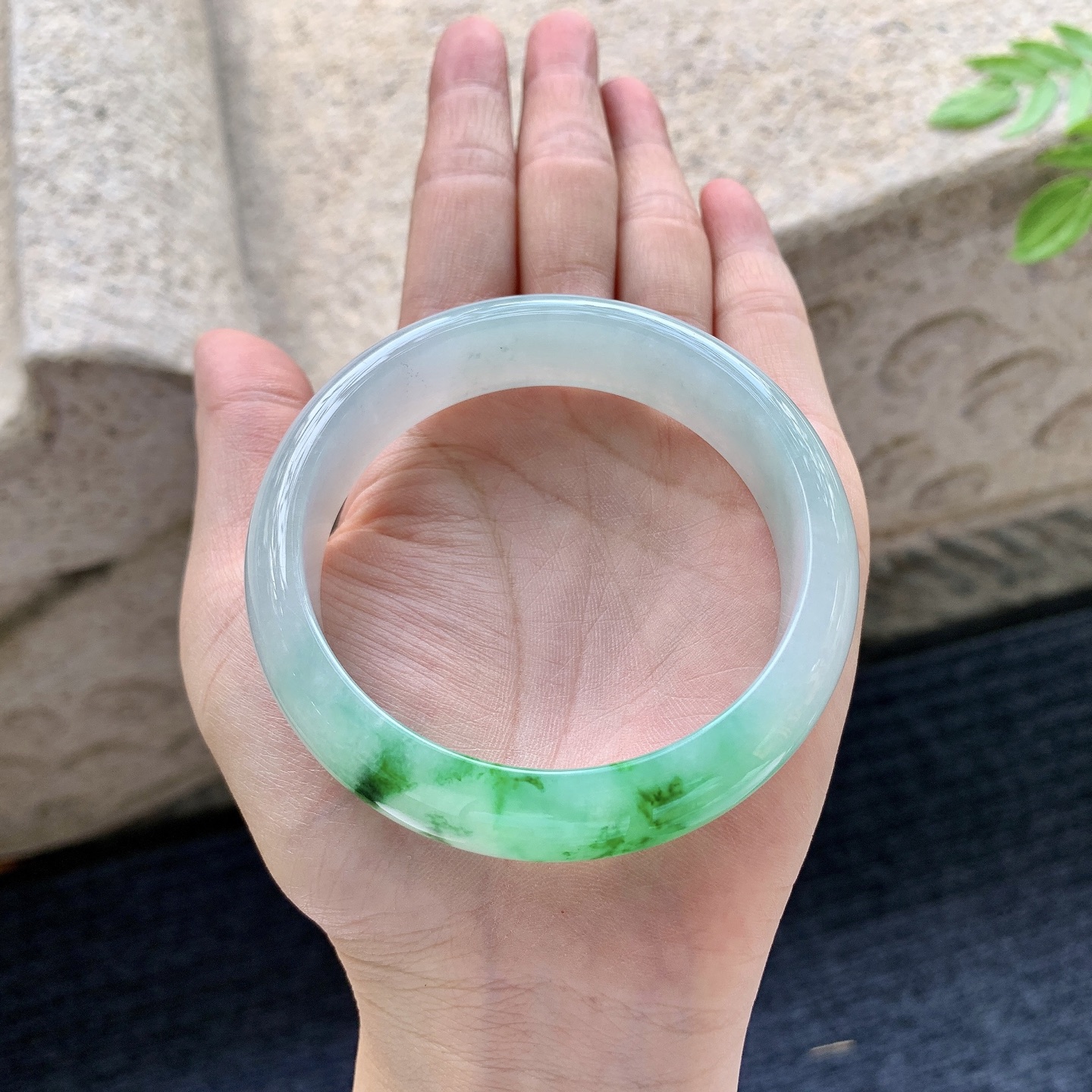 正圈56 57，圈口57.4/15/7.7，编码LH081555，糯冰飘辣绿，宽版，水润，种老，细腻