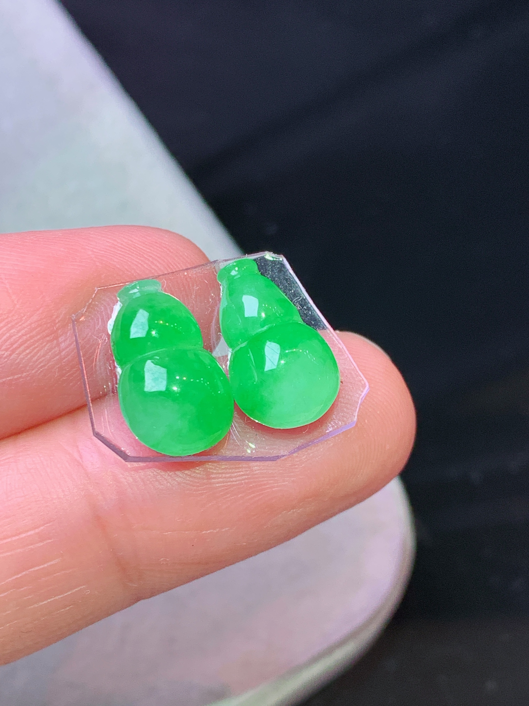镶嵌款 阳绿葫芦一对 玉质细腻 色泽艳丽清新 水润亮眼 整体尺寸12.3*7.6*4.2 j3