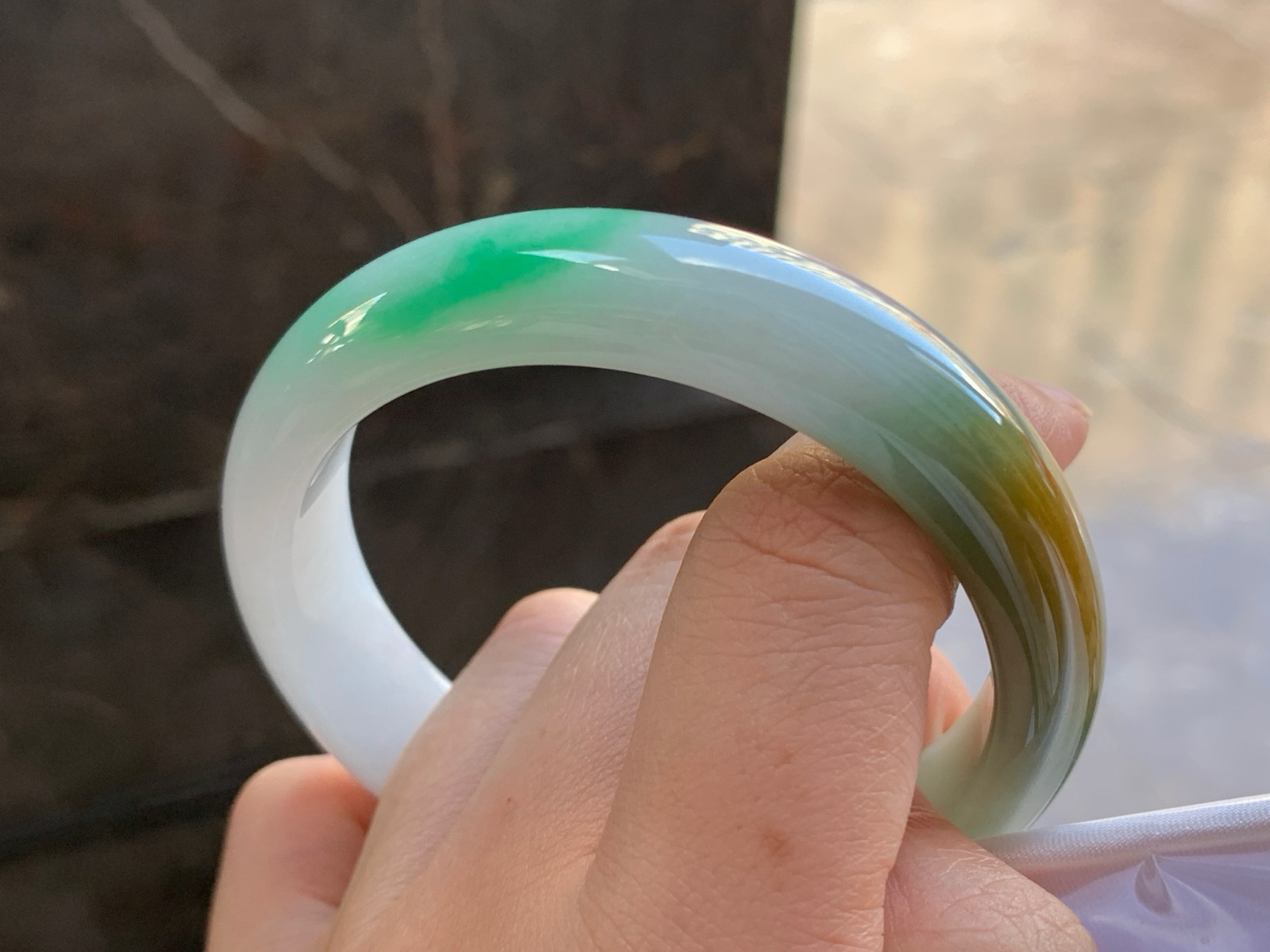 58-14-8.2
飘绿黄翡手镯^_^鲜艳 玉质温润