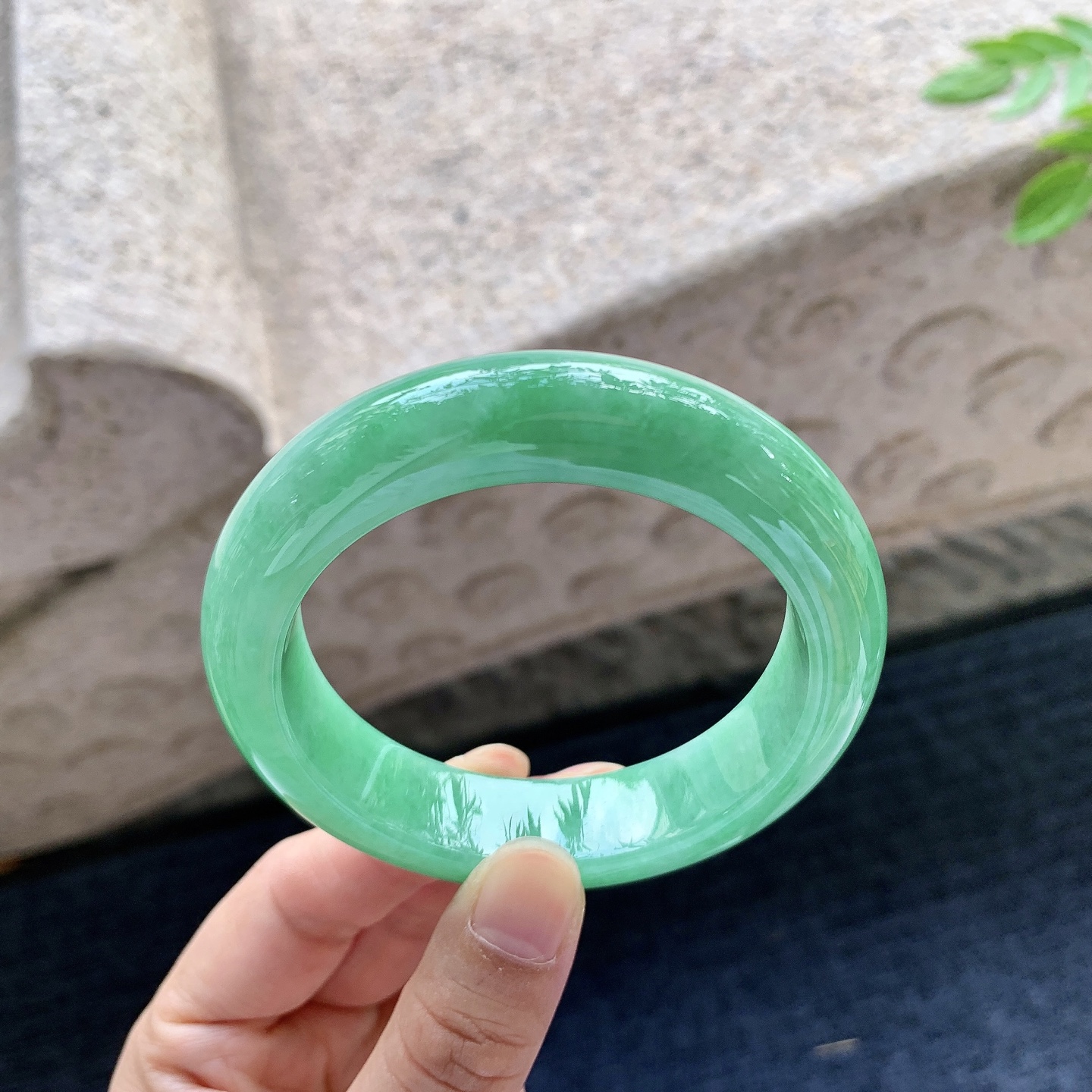 正圈54 55，圈口55.4/14.3/9.6，编码WW081532，满绿，水润，种老，细腻，打灯有纹线