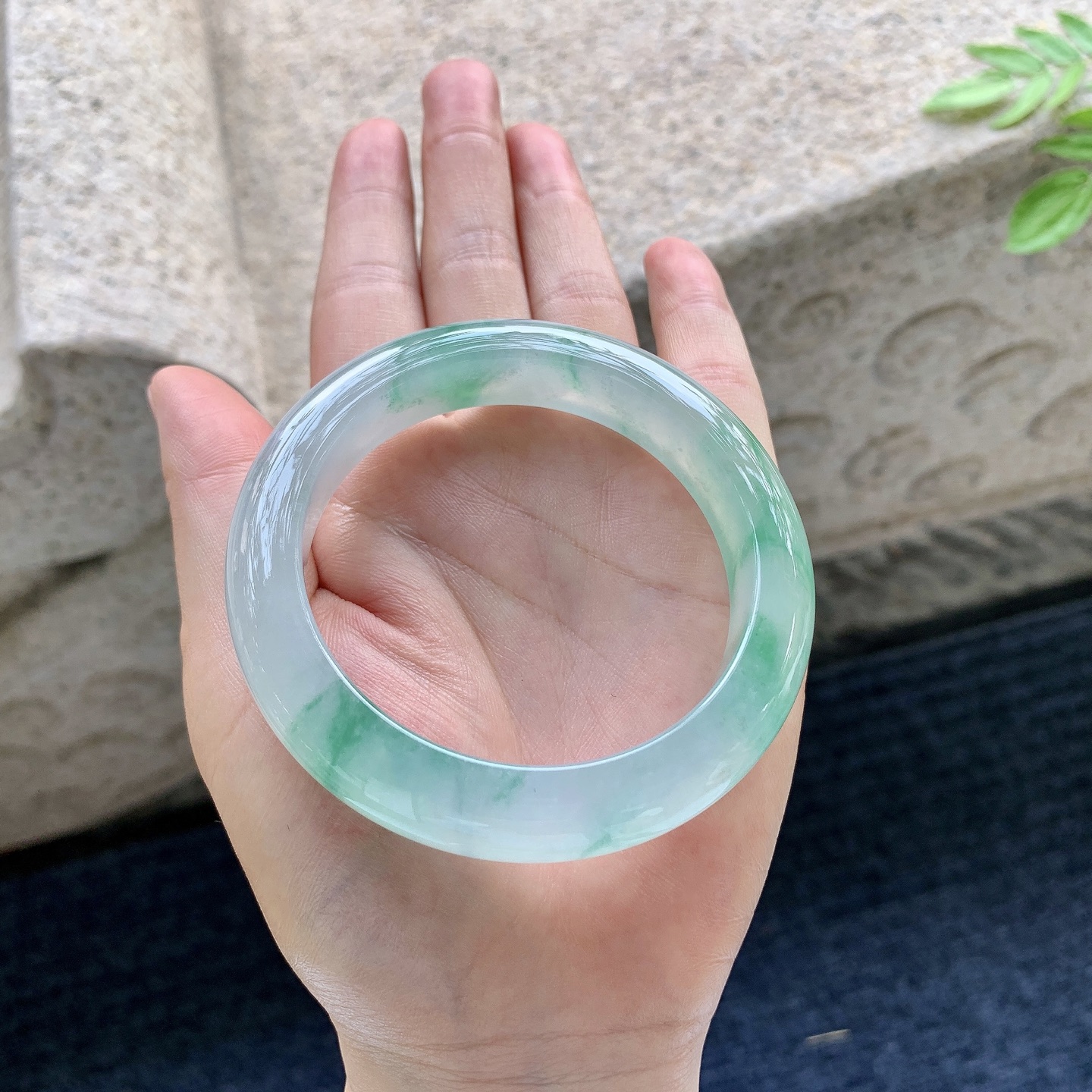 正圈55 56，圈口56.6/12.6/9.6，编码TT0815329，描述冰飘绿花，清透，水润，种老，细腻，无裂。