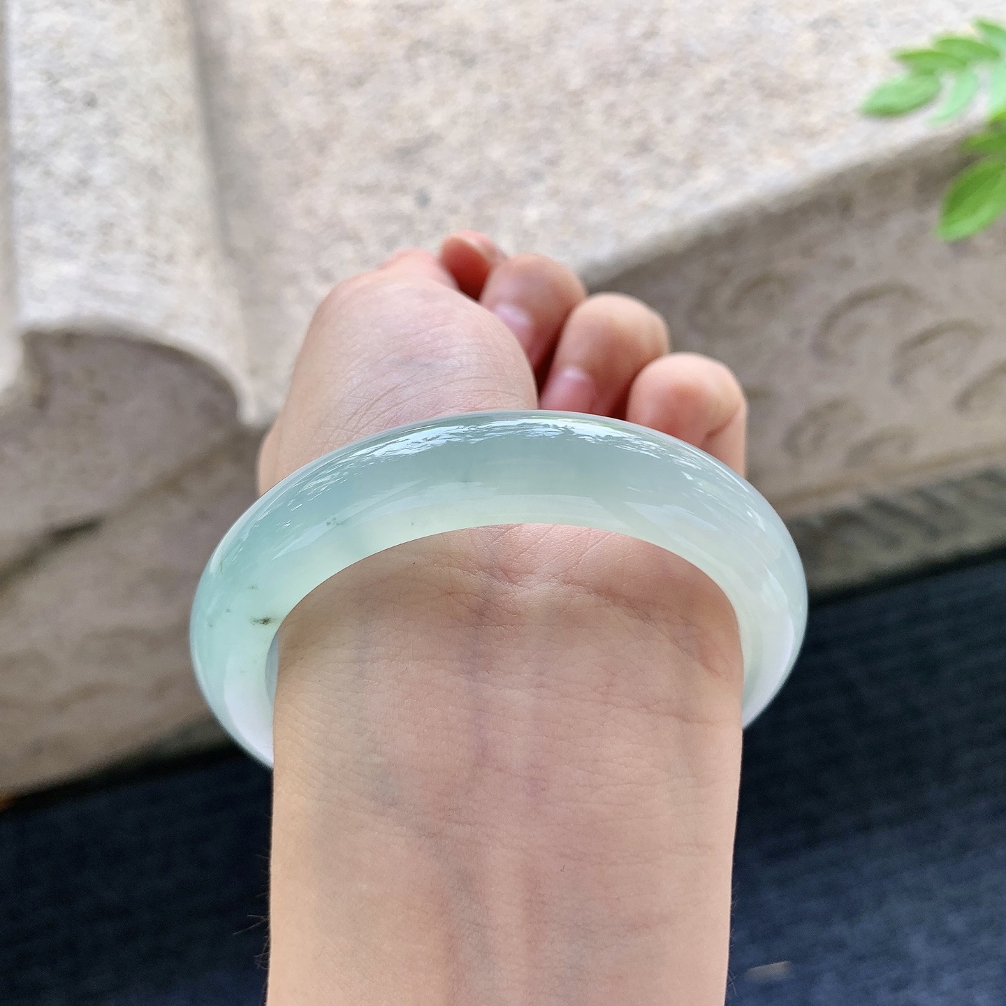 正圈54 55，圈口55.6/11.7/8.6，编码B2081524，描述冰糯晴绿，水润，种老，细腻，打灯有絮线