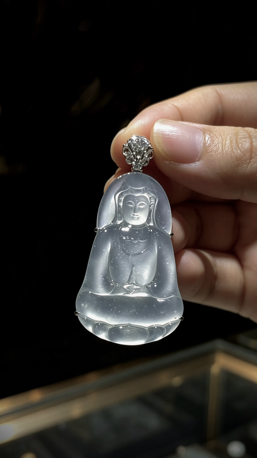 【观自在·观音菩萨】，
裸石35.2-23-2.5mm，
整体42.5-23.6-5mm，7.39g，
18K金，南非钻，