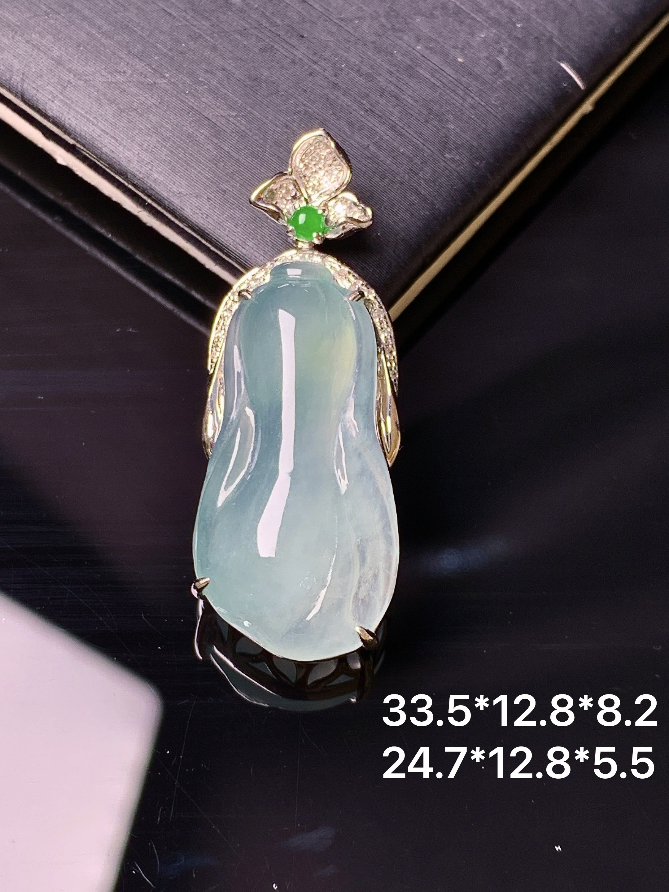 18k金钻镶嵌冰种白菜吊坠 玉质细腻 色泽艳丽清新 水润亮眼 整体尺寸33.5*12.8*8.2 t1
