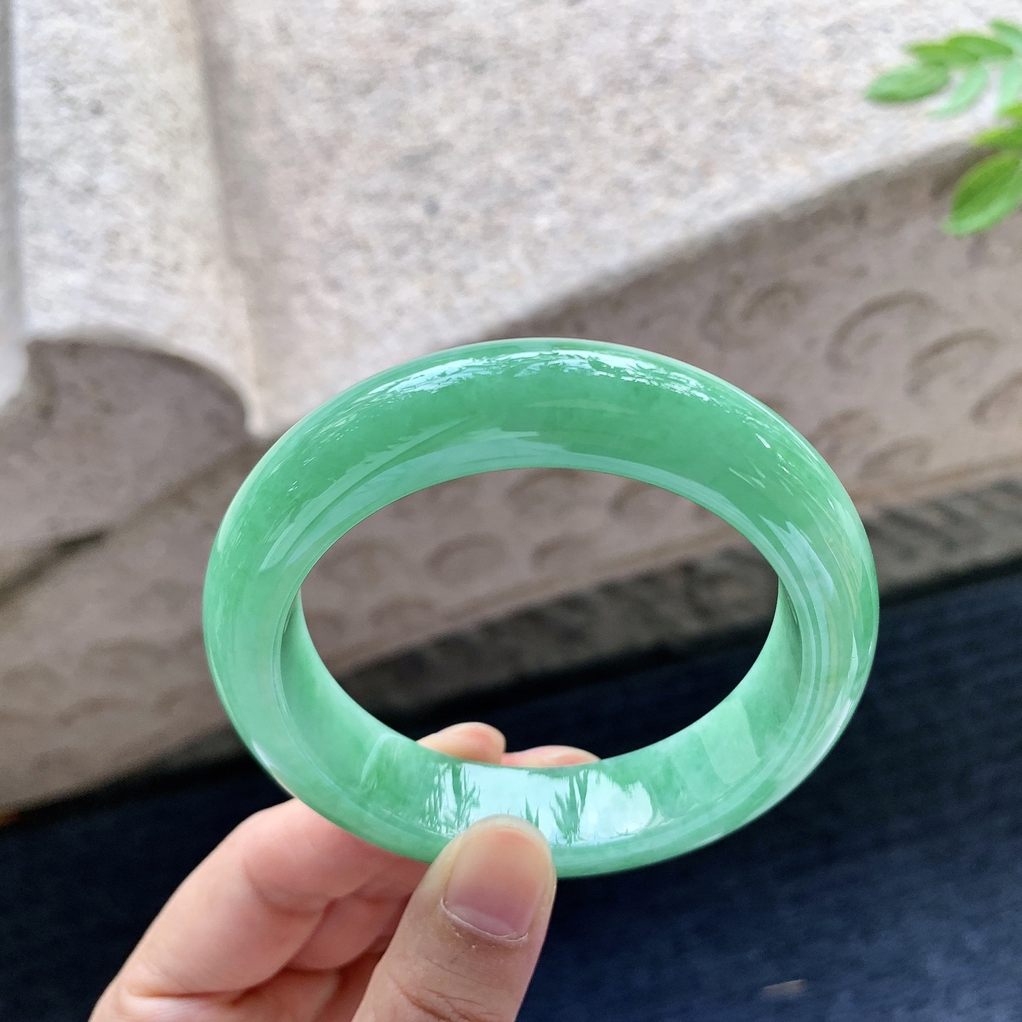 正圈54 55，圈口55.4/14.3/9.6，编码WW081532，满绿，水润，种老，细腻，打灯有纹线