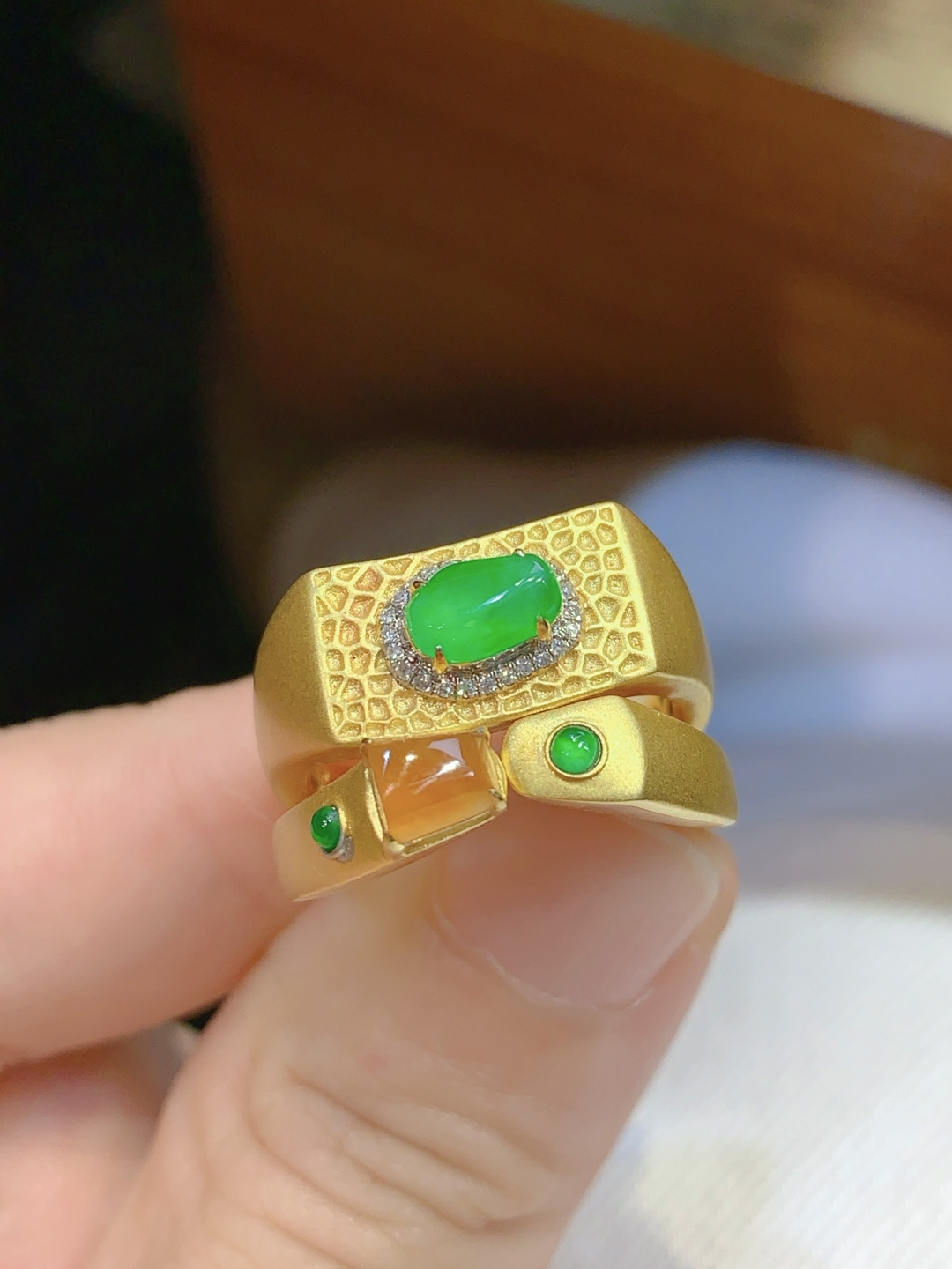 设计款黄绿随形戒指，工艺精美，一枚戒指尽展中式雍容气度。