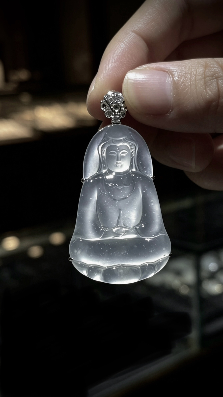 【观自在·观音菩萨】，
裸石35.2-23-2.5mm，
整体42.5-23.6-5mm，7.39g，
18K金，南非钻，
