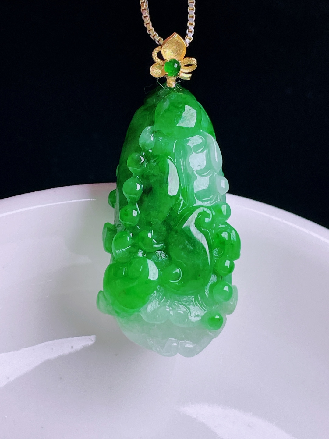 ️辣绿百财白菜，老种起光，细底通透，尺寸：39.7裸石33.4/18.7/12.4mm0814