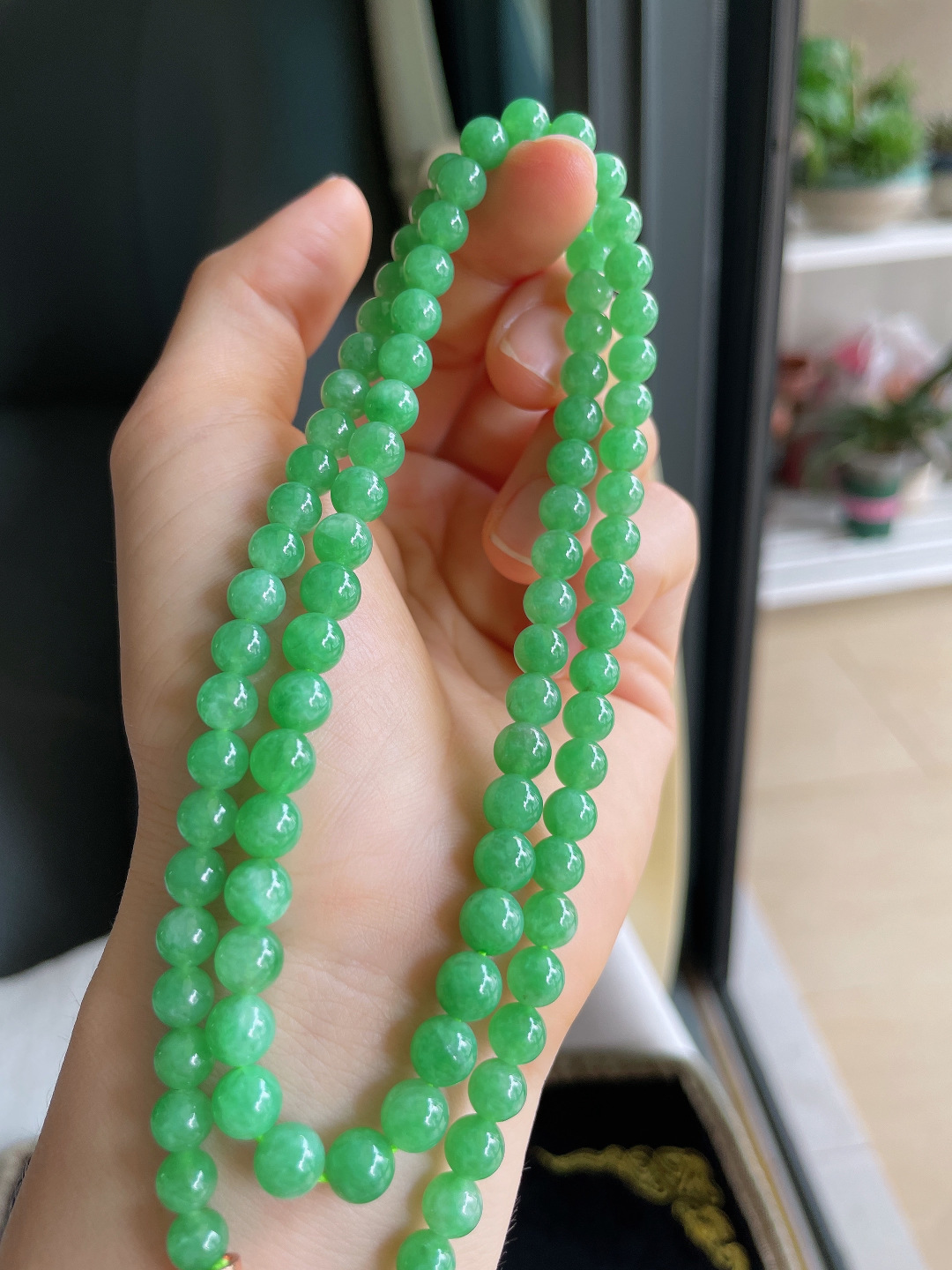 ️，缅甸天然翡翠A货，冰满绿珠链，尺寸：6-6.5mm91颗。【编3049】