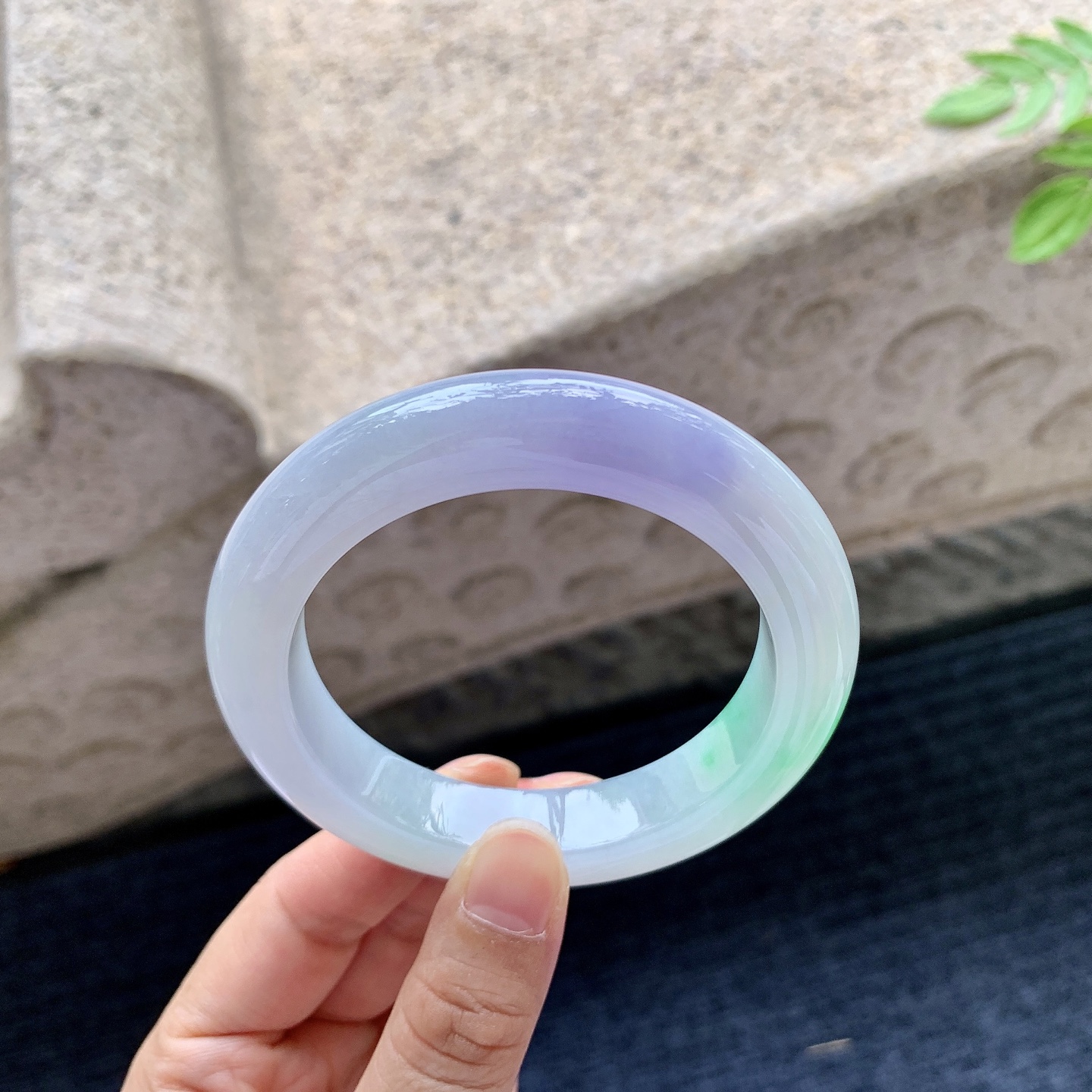 正圈55 56，圈口56.3/12/10.4，编码G7081522，描述：冰糯春彩，水润，种老，细腻，无裂。