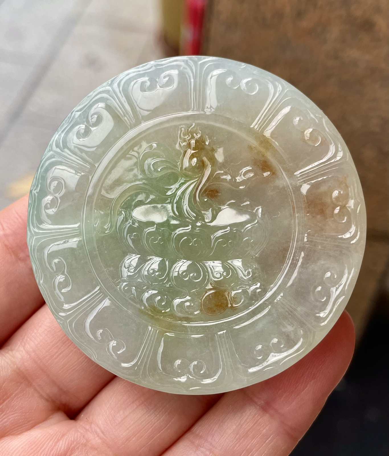 【冰糯种千手观音圆牌】非常厚装，底子纯净，冰透闪亮，起强荧光，质地强烈，美感十足，人物雕琢精美，开脸生动形象，体态自然端庄