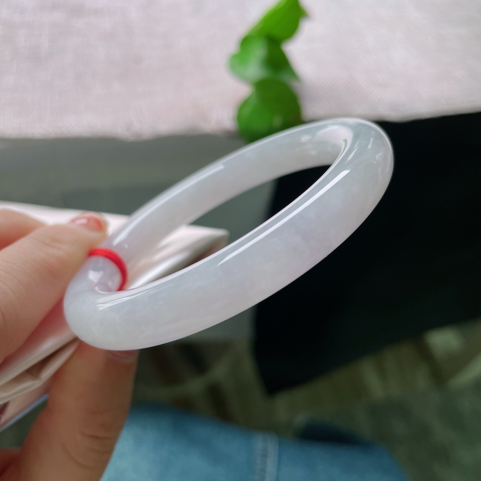 55/9.9，淡粉紫圆条，薄雾淡紫凝于素玉圆镯，浅粉春色轻覆白净玉底，通透柔光温润内敛ss56621a