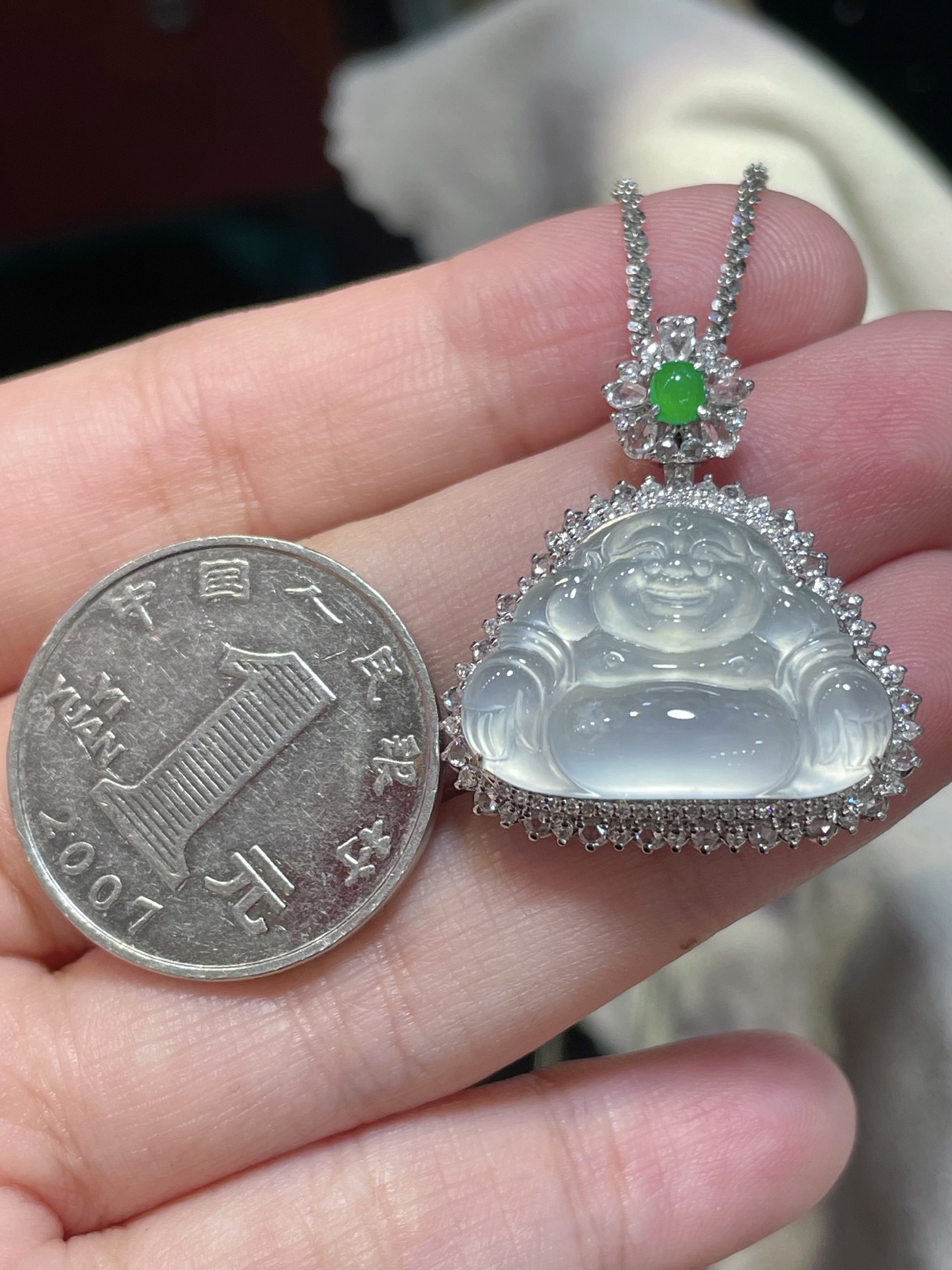 ️性比高冰种翡翠佛公吊坠，料子水润通透，种老起光。18k金镶嵌，佩戴效果精美好看，15.3-22.