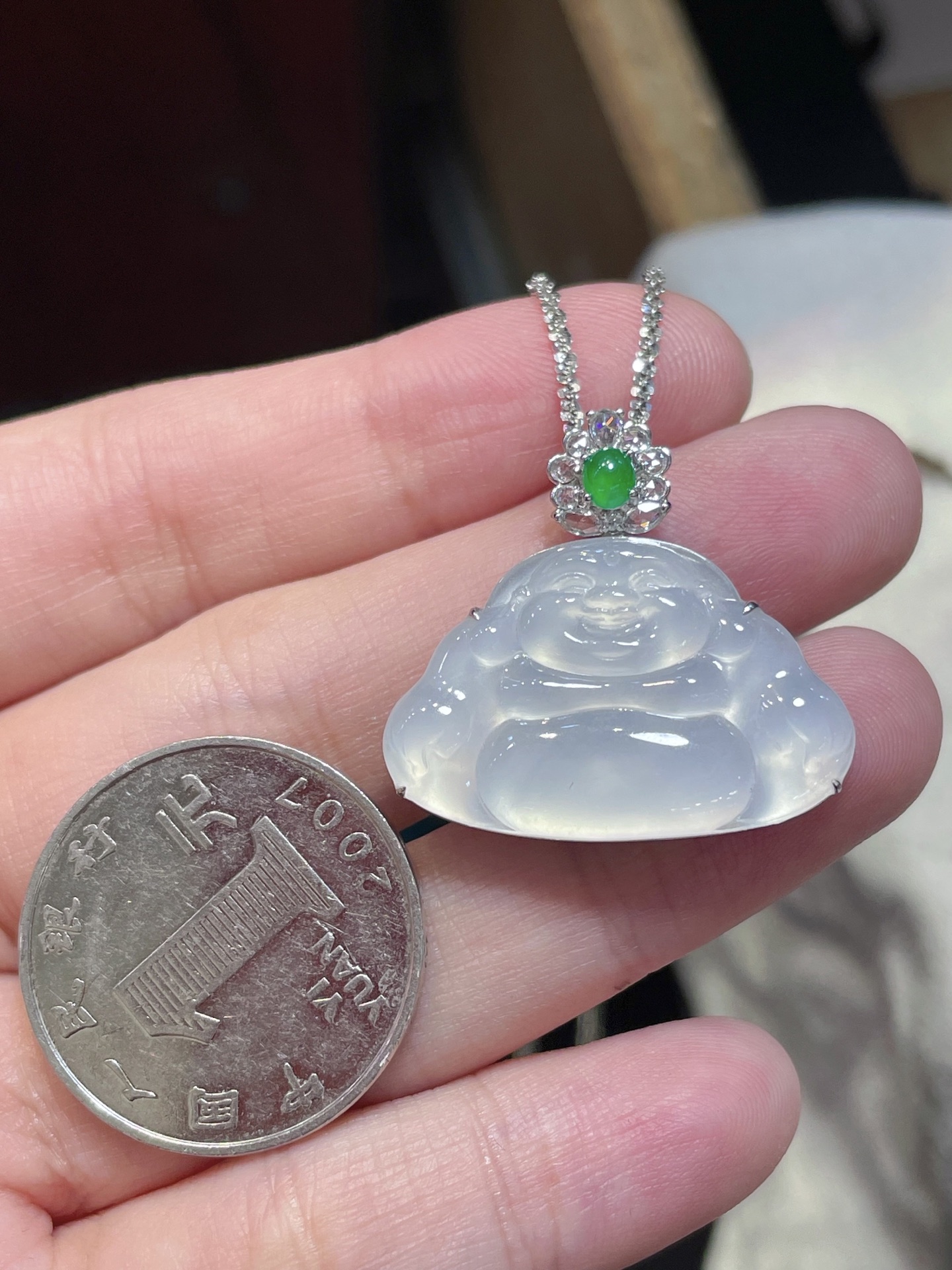️性比高冰种翡翠佛公吊坠，料子水润通透，种老起光。18k金镶嵌，佩戴效果精美好看，17.9-27.