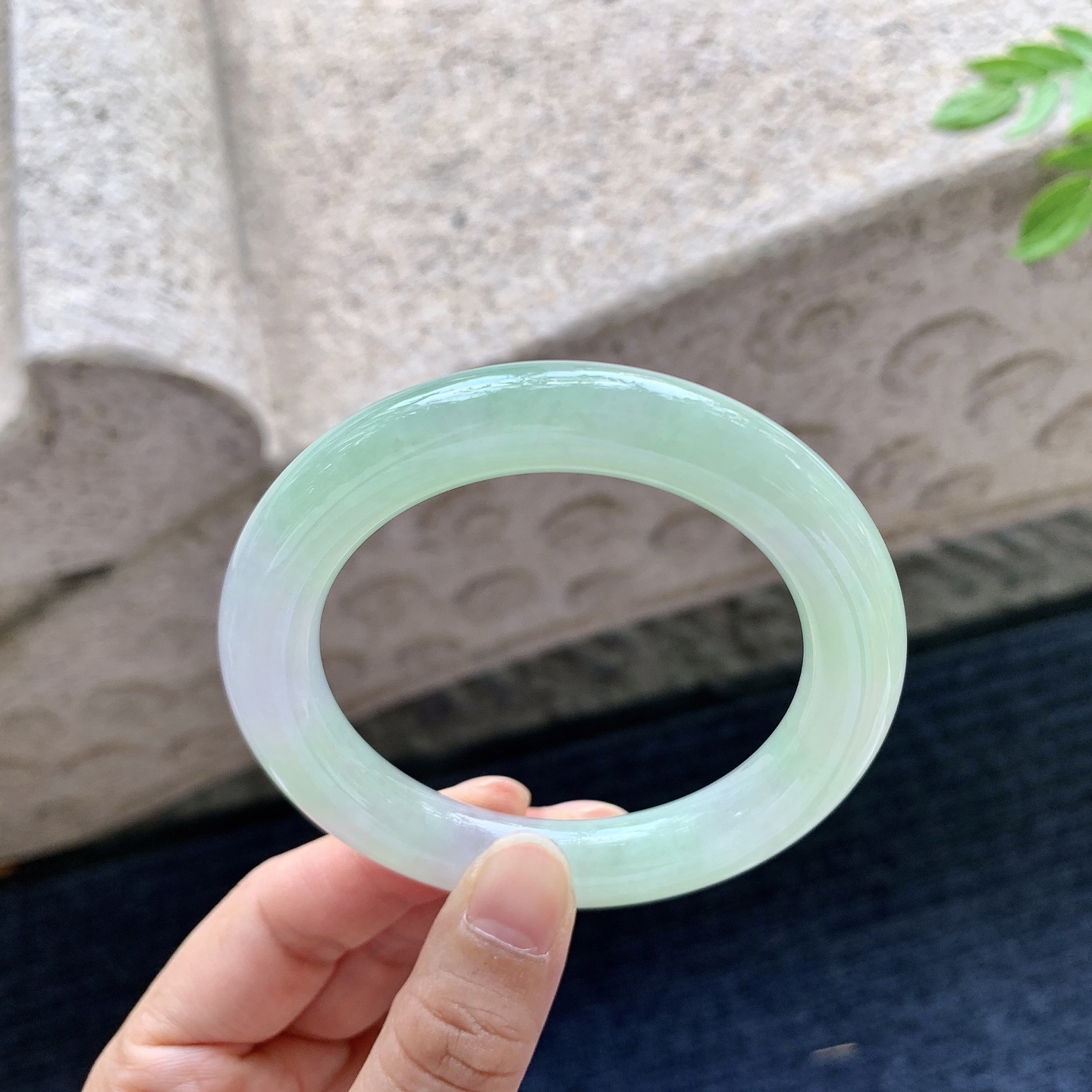 圆条54 55，圈口55.3/10.5/10.9，编码WW081551，描述细糯果绿，水润，种老，细腻，打灯有絮线