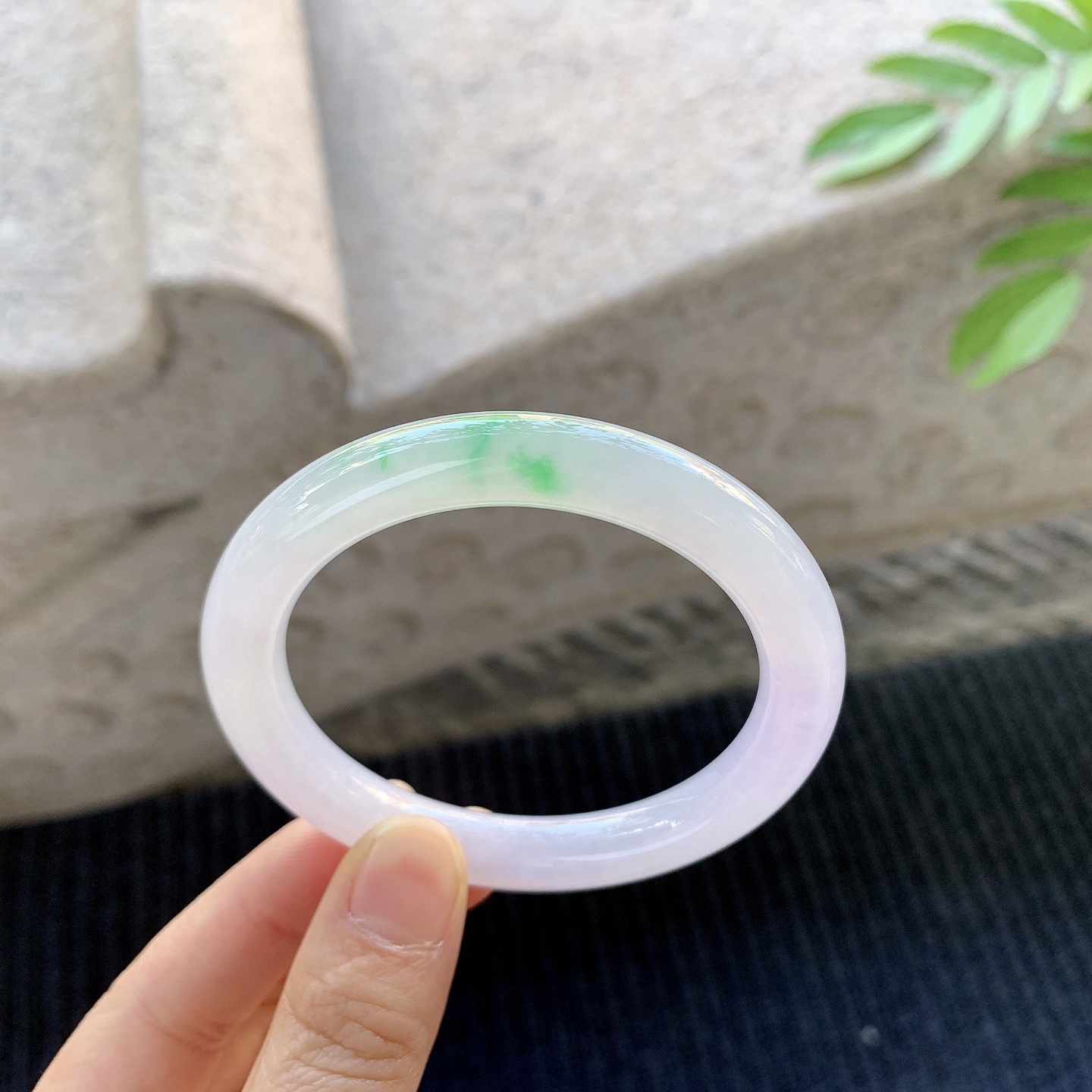 圆条52 53，圈口53.8/9/9，编码H3032126，描述：冰糯春彩，水润，种老，细腻，无裂。