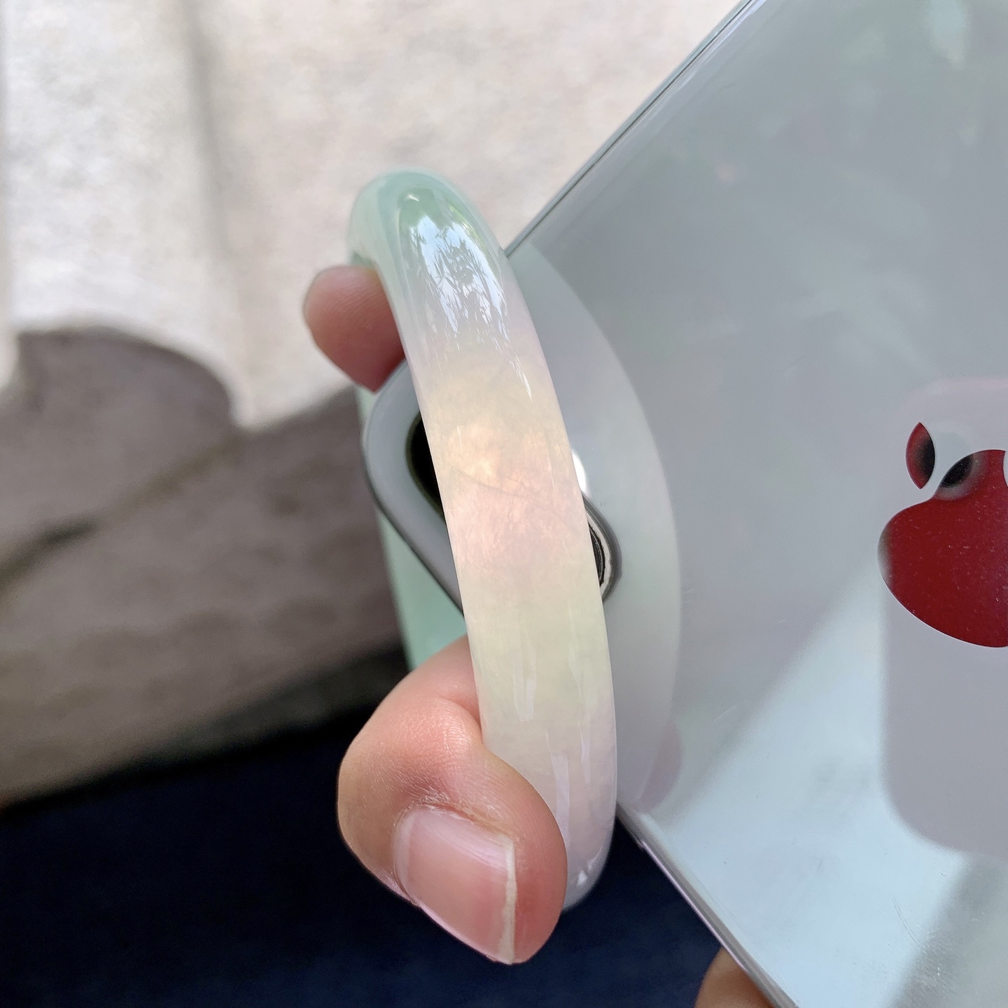 圆条54 55，圈口55.3/10.5/10.9，编码WW081551，描述细糯果绿，水润，种老，细腻，打灯有絮线