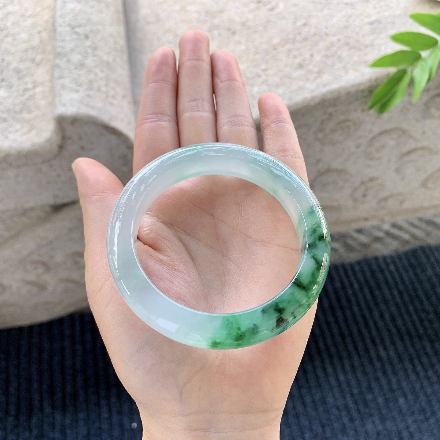 正圈54 55，圈口55.7/11.2/9.7，编码DW081570，冰糯绿花，清透，水润，种老，细腻，打灯有棉线