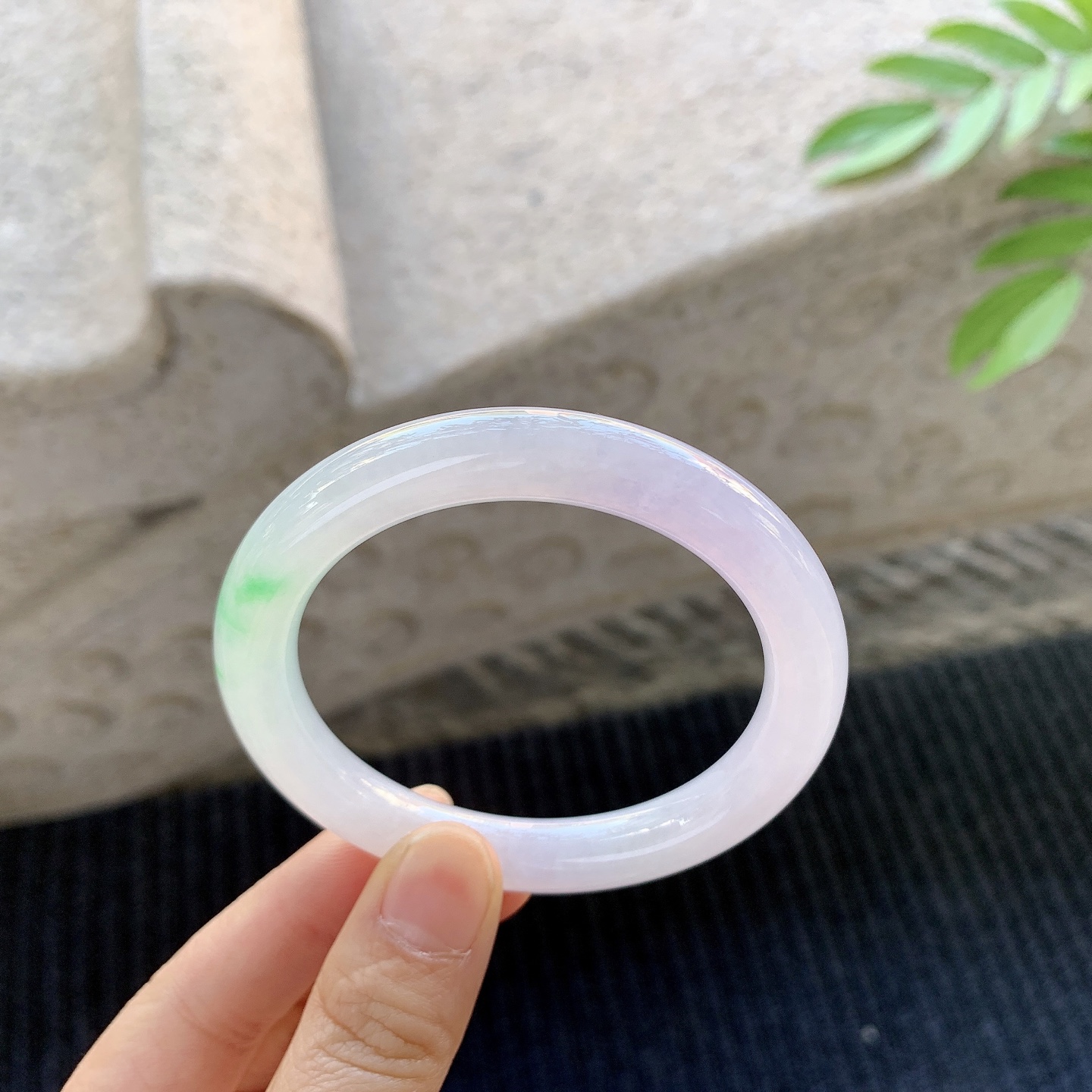 圆条52 53，圈口53.8/9/9，编码H3032126，描述：冰糯春彩，水润，种老，细腻，无裂。