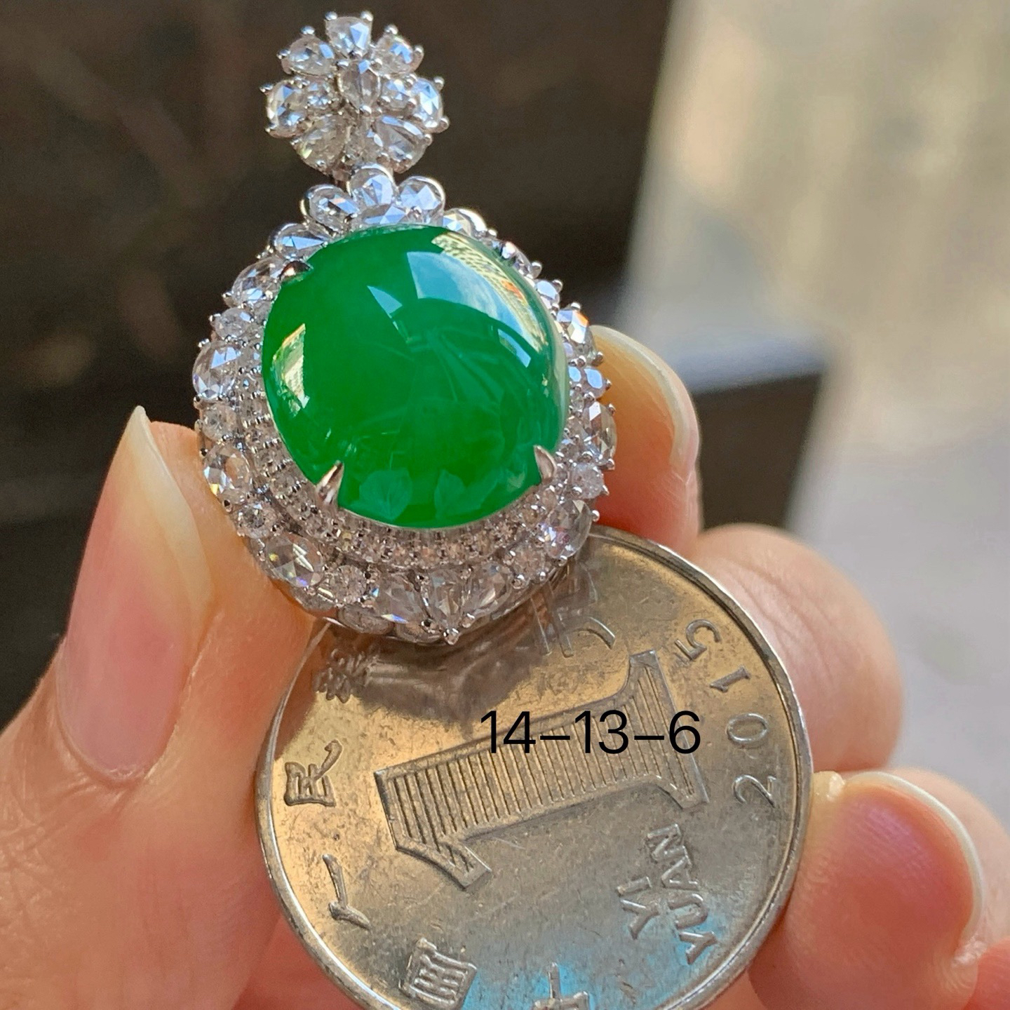 金钻镶嵌浓绿色吊坠^_^鲜艳 尺寸14
