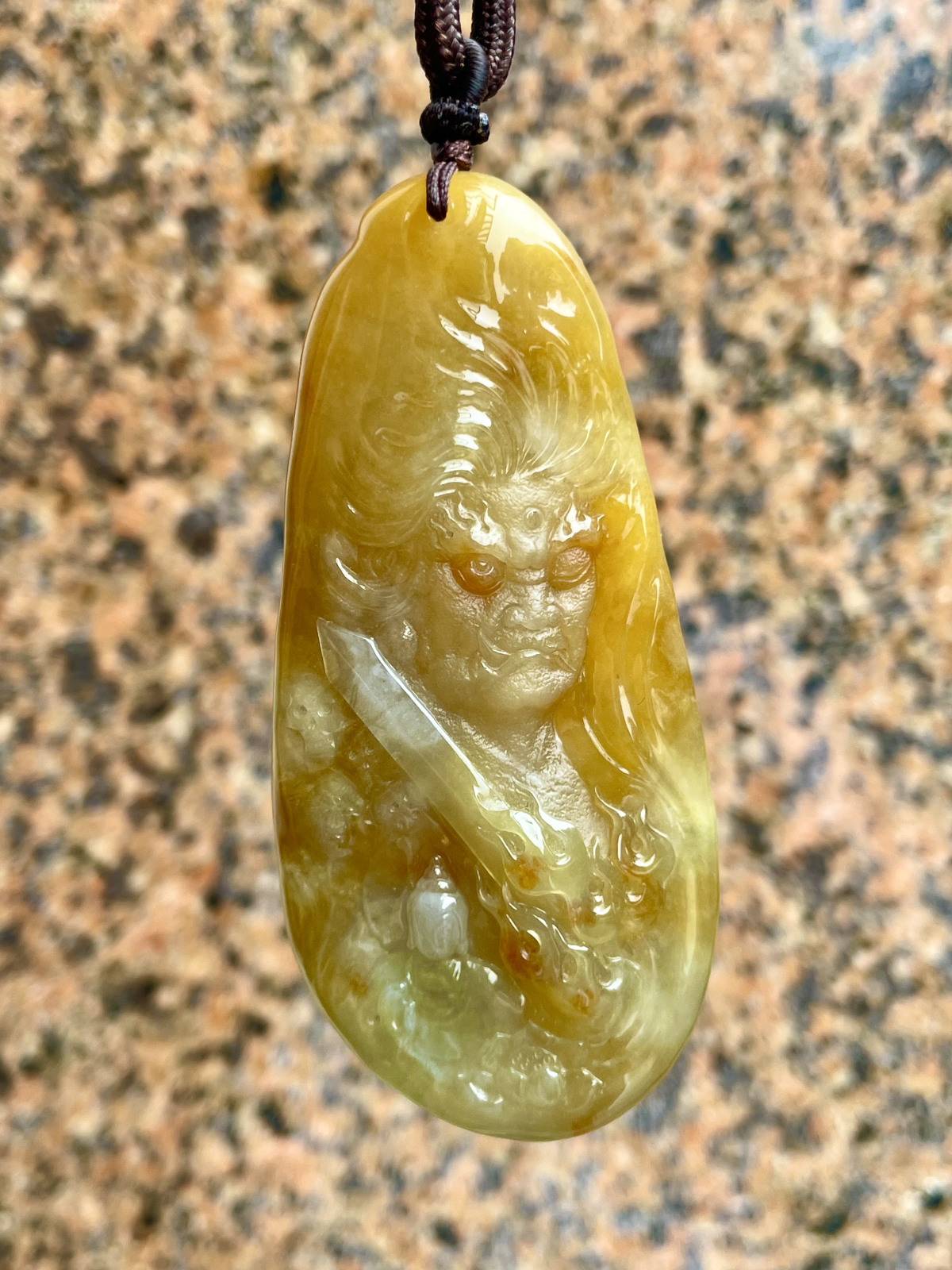 【一念之间】可以做不动明王佩戴，也可以做一念之间、佛与魔，很漂亮的满黄翡料子，天然色泽，很厚实，俏色巧雕，名师作品，工艺精细，立体厚装，推荐入手。