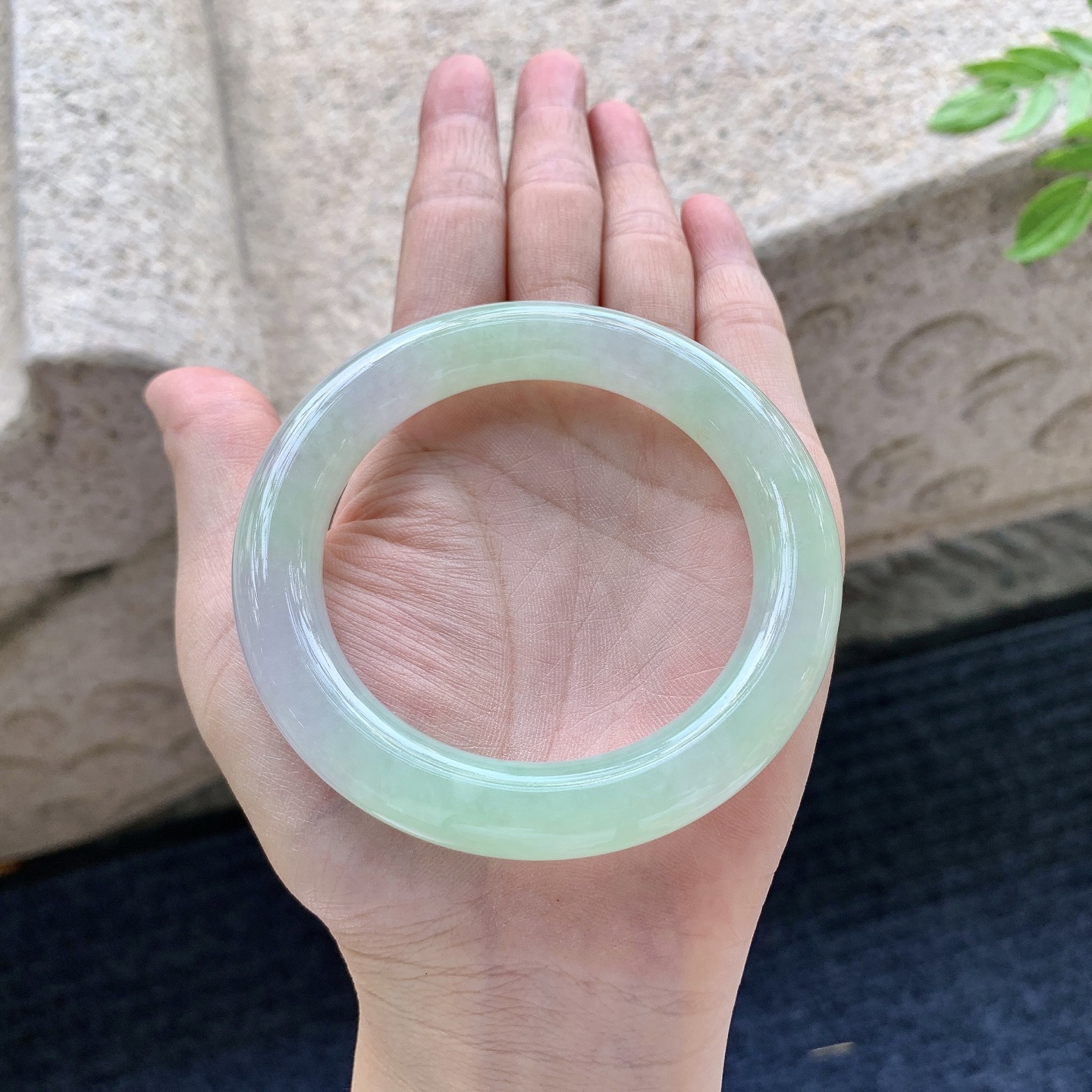 圆条54 55，圈口55.3/10.5/10.9，编码WW081551，描述细糯果绿，水润，种老，细腻，打灯有絮线