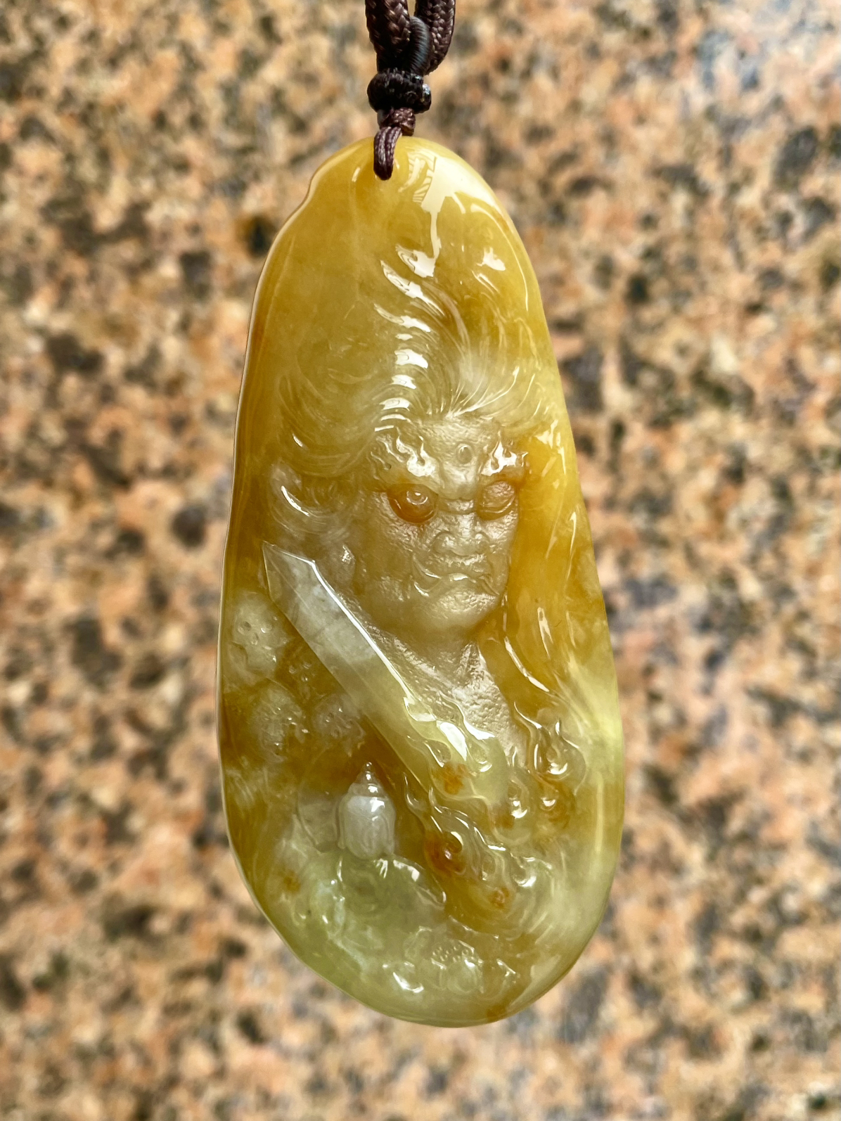 【一念之间】可以做不动明王佩戴，也可以做一念之间、佛与魔，很漂亮的满黄翡料子，天然色泽，很厚实，俏色
